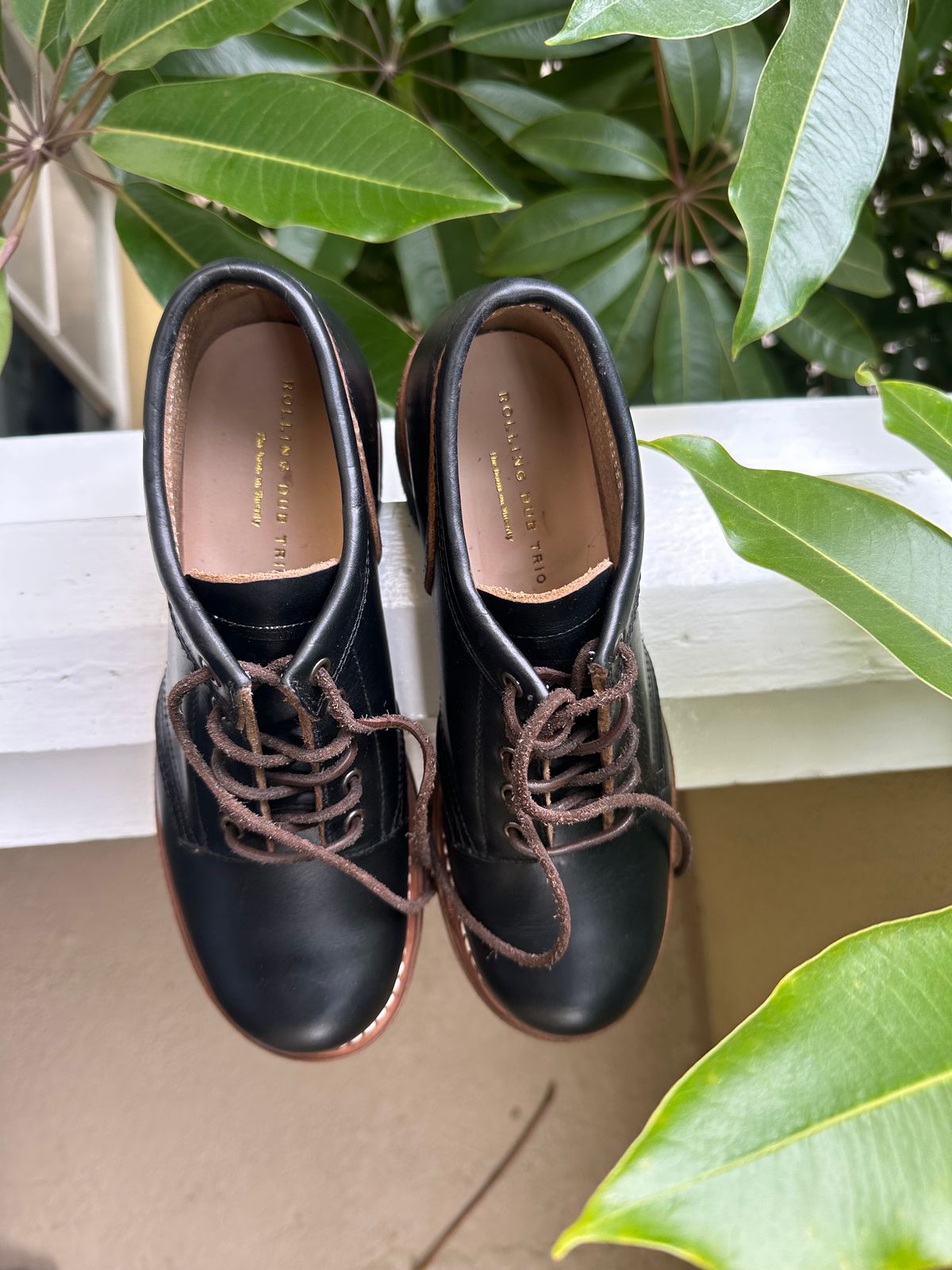 Photo by citylicker on November 10, 2023 of the Rolling Dub Trio Coupen in Horween Black Chromexcel.