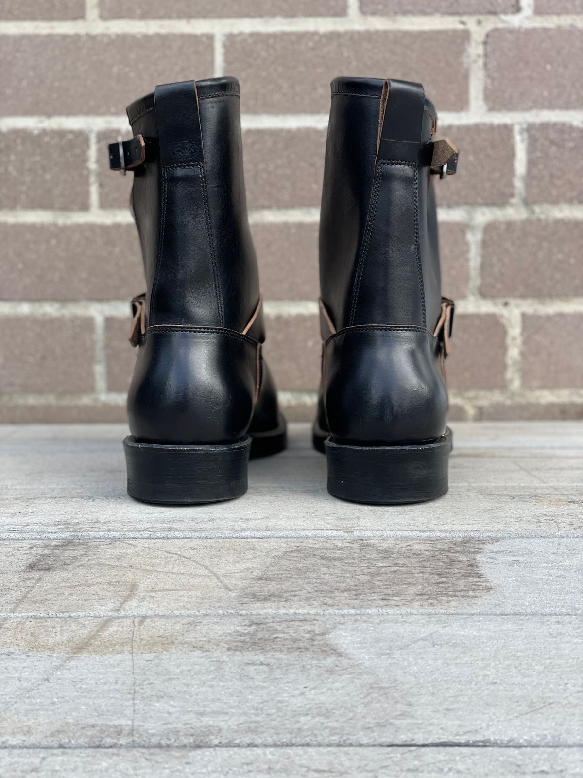 Photo by welts_and_wefts on October 1, 2022 of the Viberg Engineer in Maryam Black Teacore Horsebutt.