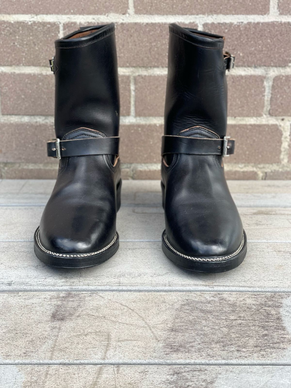 Photo by welts_and_wefts on October 1, 2022 of the Viberg Engineer in Maryam Black Teacore Horsebutt.