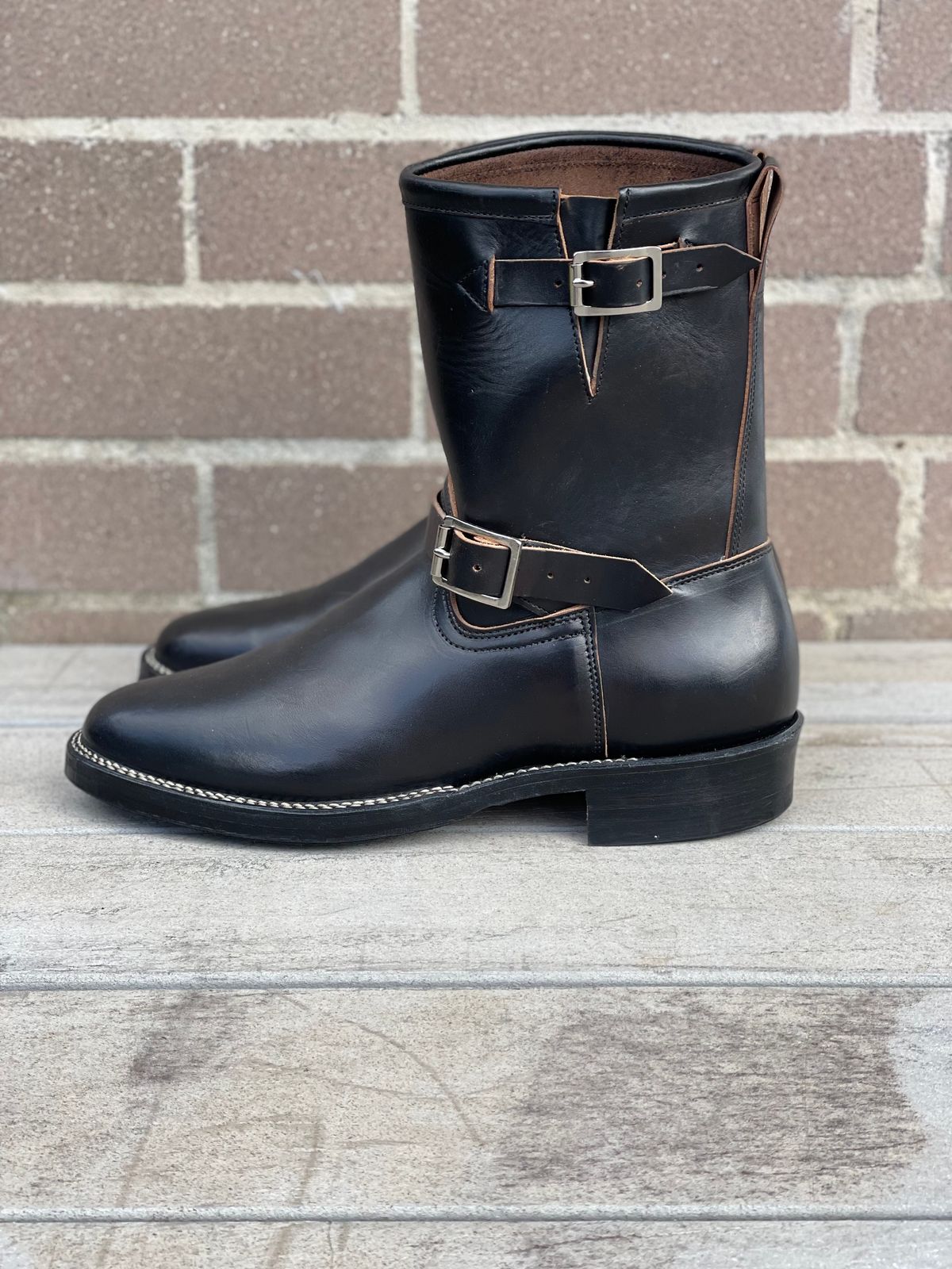 Photo by welts_and_wefts on October 1, 2022 of the Viberg Engineer in Maryam Black Teacore Horsebutt.