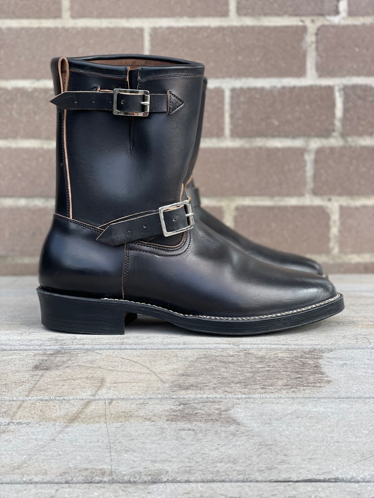 Photo by welts_and_wefts on October 1, 2022 of the Viberg Engineer in Maryam Black Teacore Horsebutt.