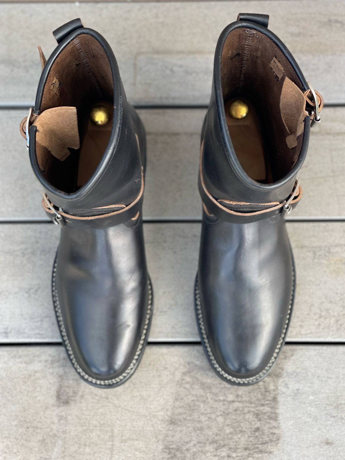 Photo by welts_and_wefts on October 1, 2022 of the Viberg Engineer in Maryam Black Teacore Horsebutt.