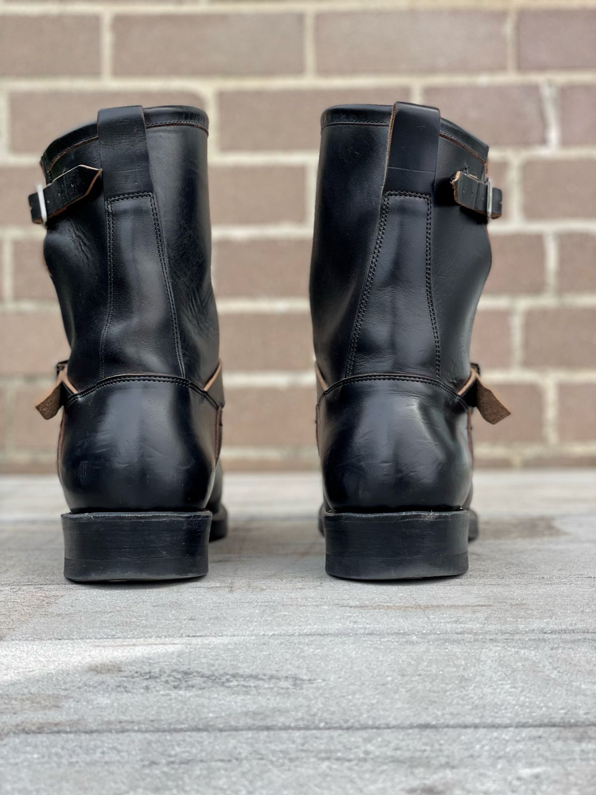 Photo by welts_and_wefts on November 1, 2022 of the Viberg Engineer in Maryam Black Teacore Horsebutt.