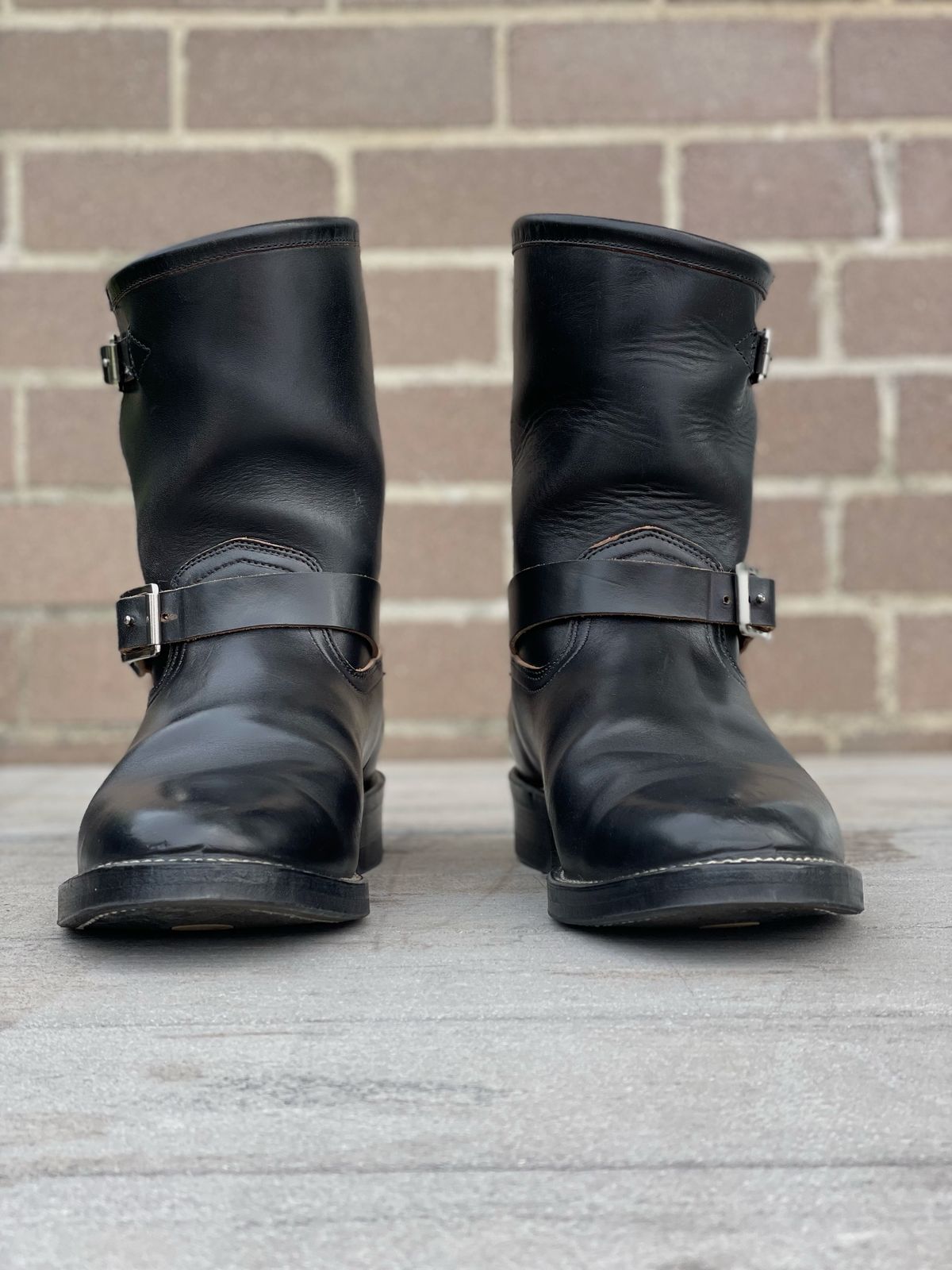 Photo by welts_and_wefts on November 1, 2022 of the Viberg Engineer in Maryam Black Teacore Horsebutt.