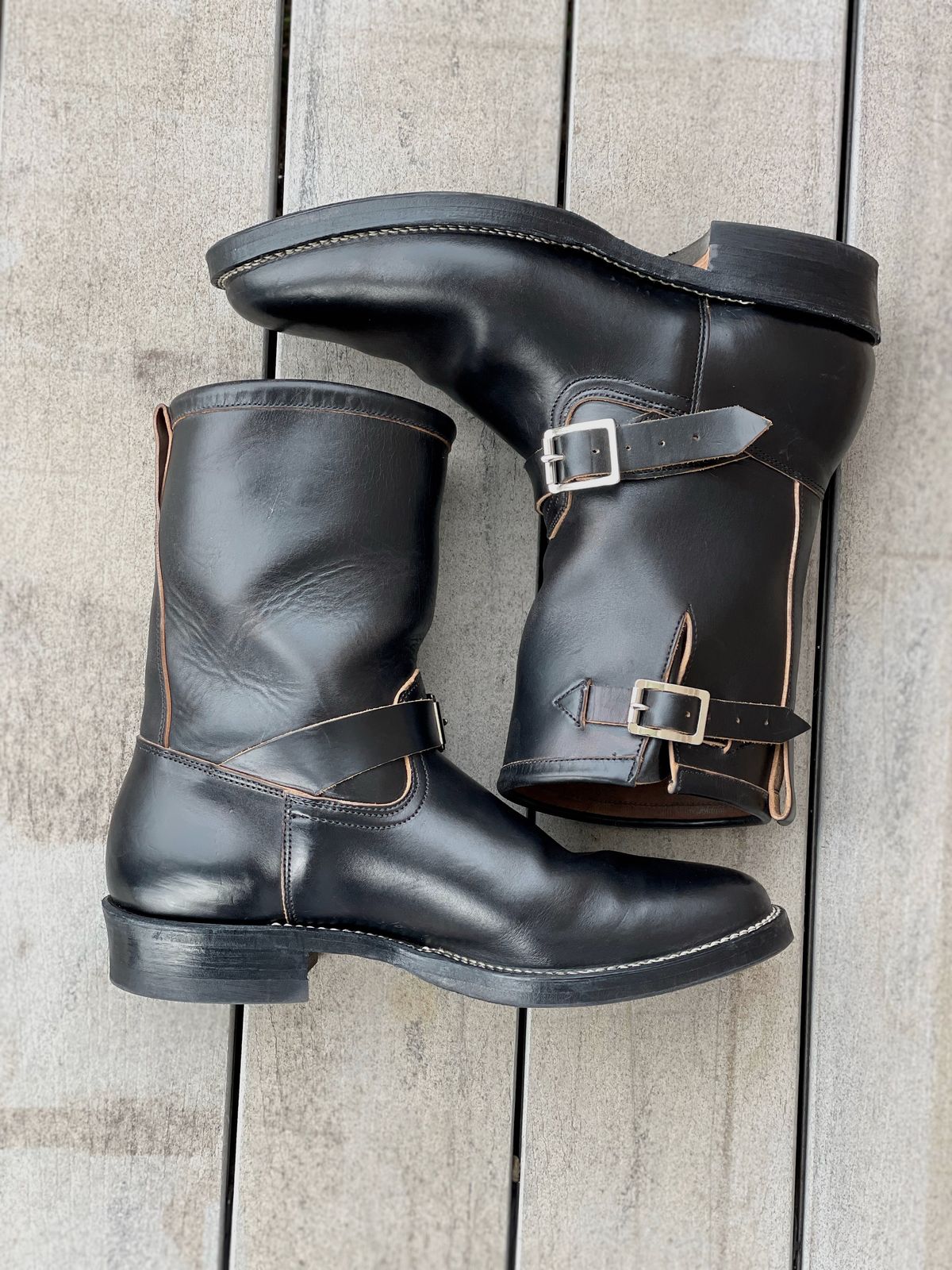 Photo by welts_and_wefts on November 1, 2022 of the Viberg Engineer in Maryam Black Teacore Horsebutt.