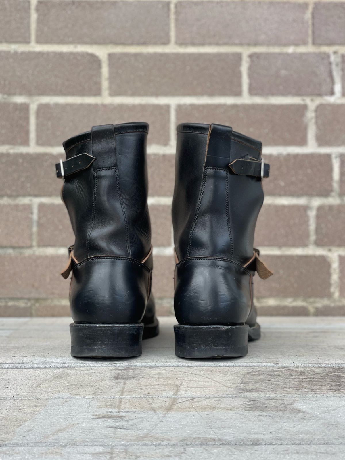 Photo by welts_and_wefts on December 3, 2022 of the Viberg Engineer in Maryam Black Teacore Horsebutt.