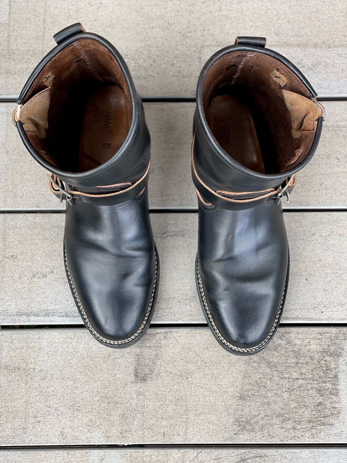 Photo by welts_and_wefts on December 3, 2022 of the Viberg Engineer in Maryam Black Teacore Horsebutt.