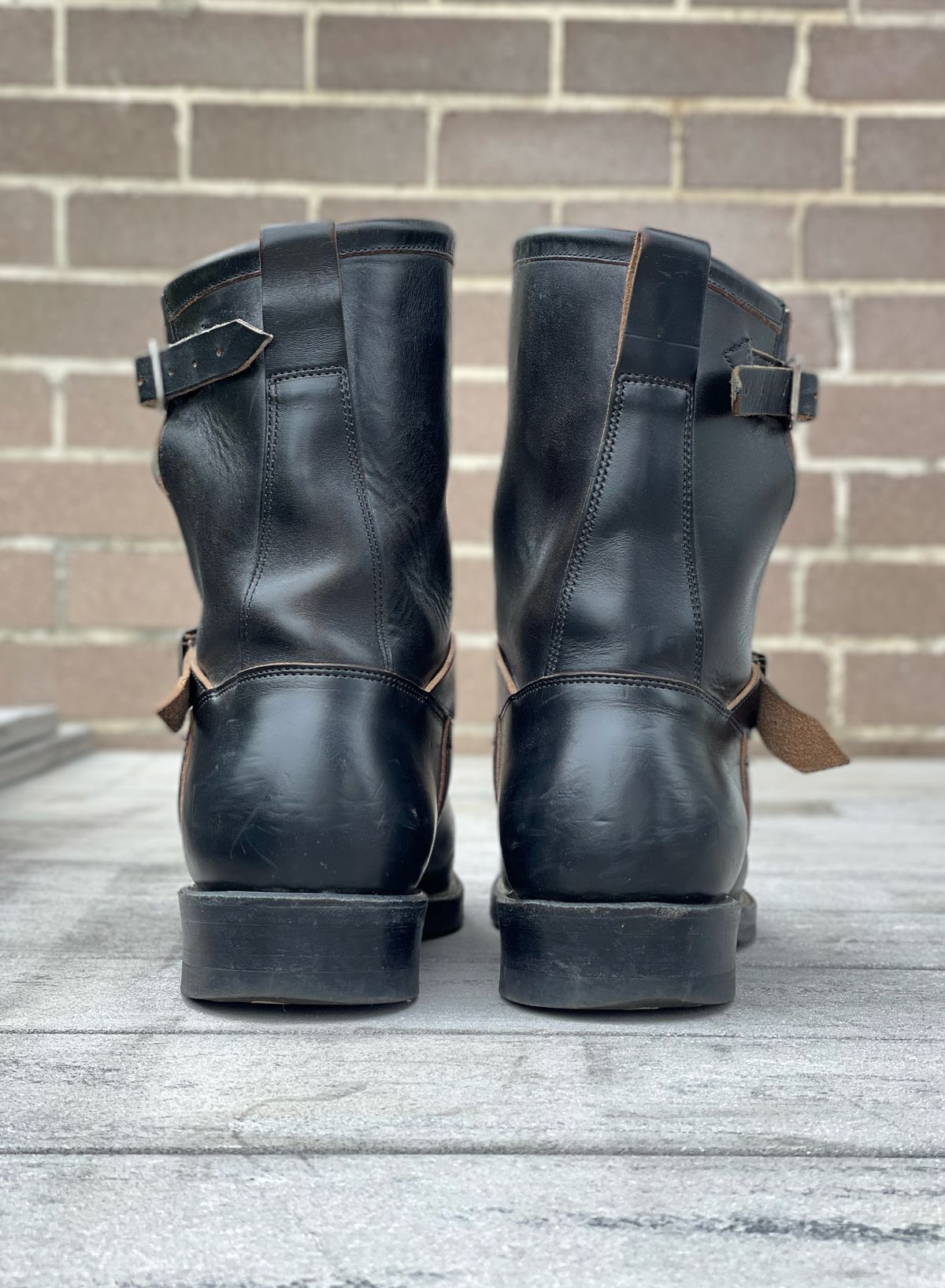 Photo by welts_and_wefts on January 1, 2023 of the Viberg Engineer in Maryam Black Teacore Horsebutt.