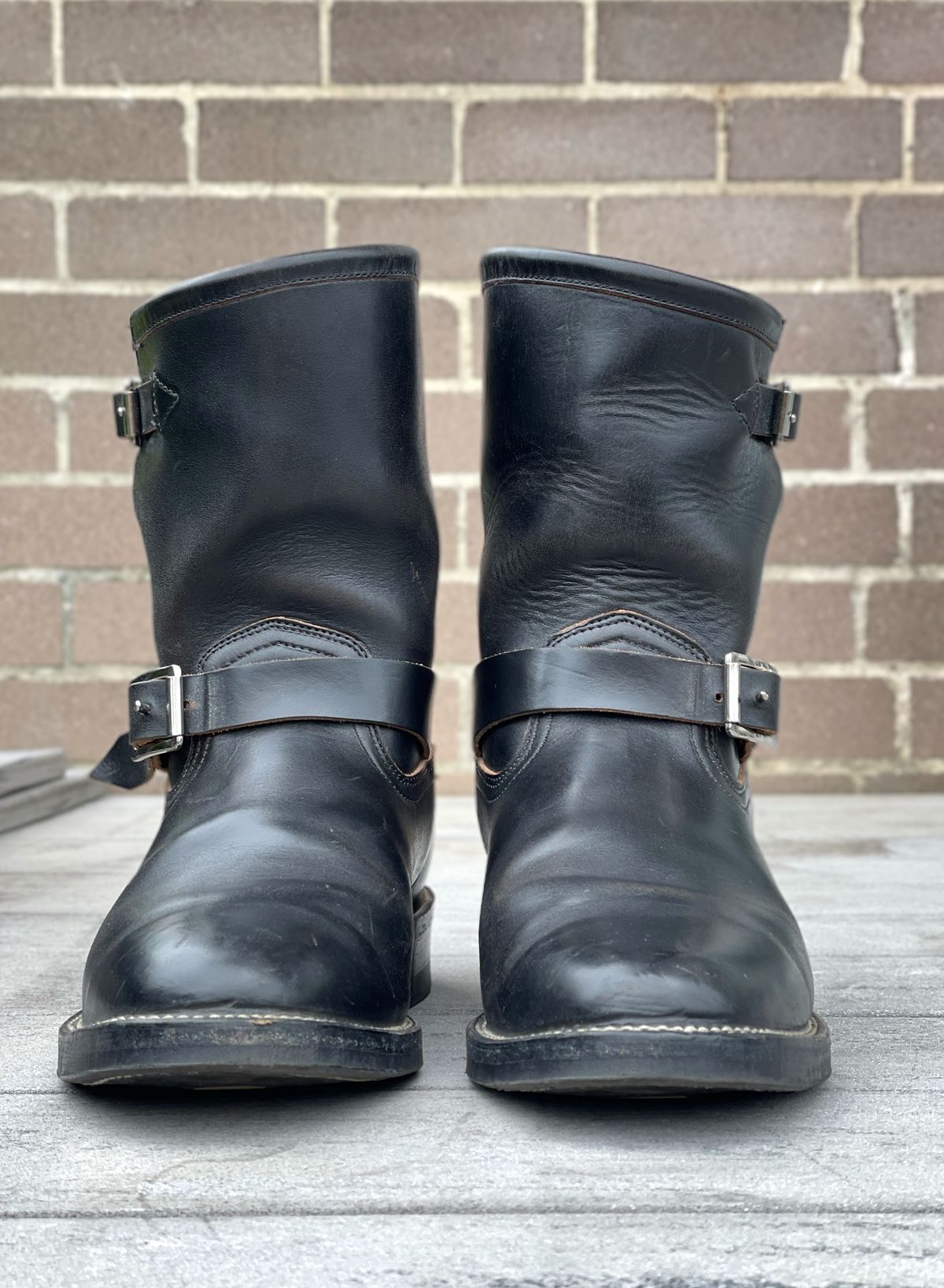 Photo by welts_and_wefts on January 1, 2023 of the Viberg Engineer in Maryam Black Teacore Horsebutt.