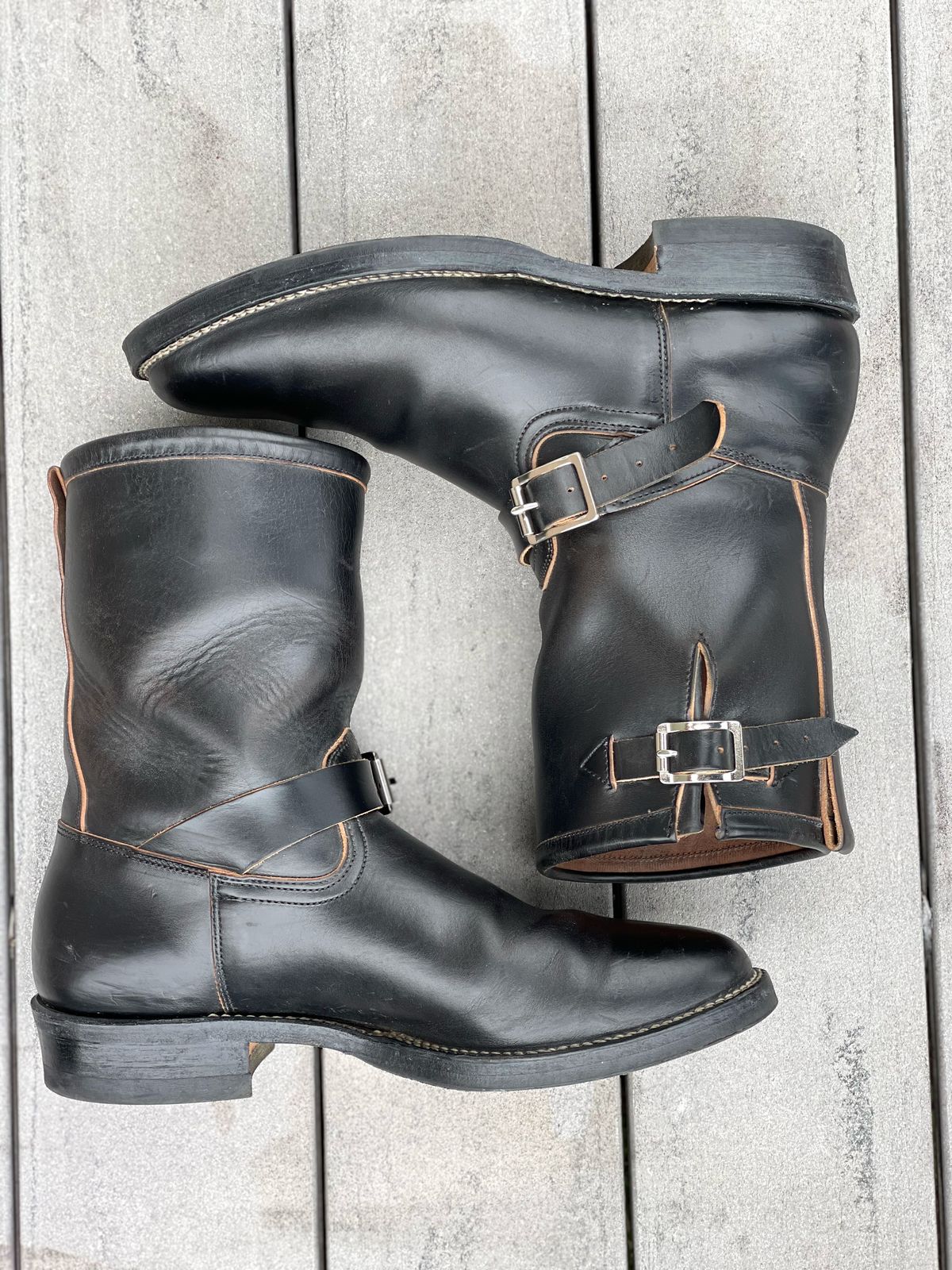Photo by welts_and_wefts on January 1, 2023 of the Viberg Engineer in Maryam Black Teacore Horsebutt.