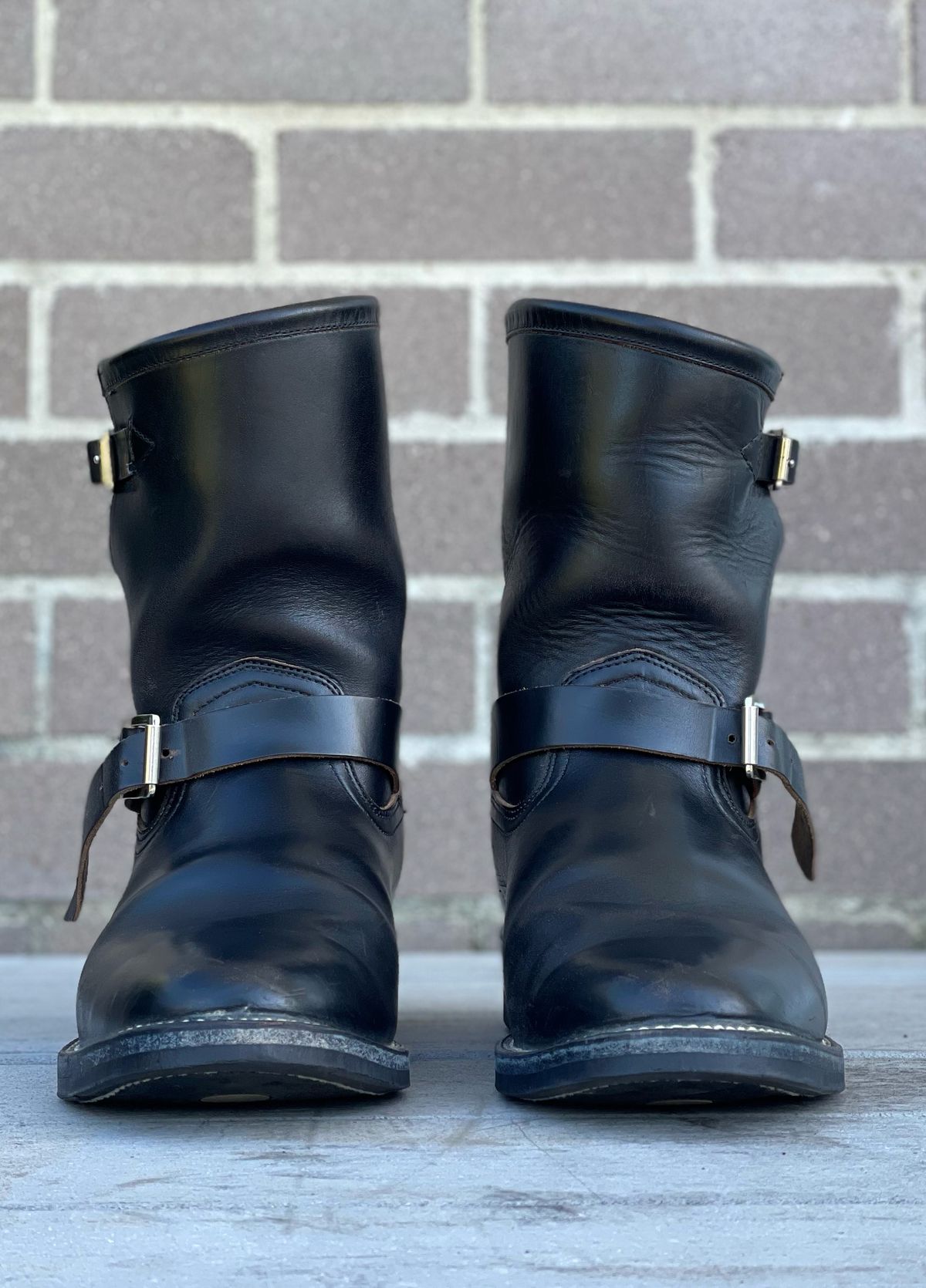 Photo by welts_and_wefts on March 1, 2023 of the Viberg Engineer in Maryam Black Teacore Horsebutt.