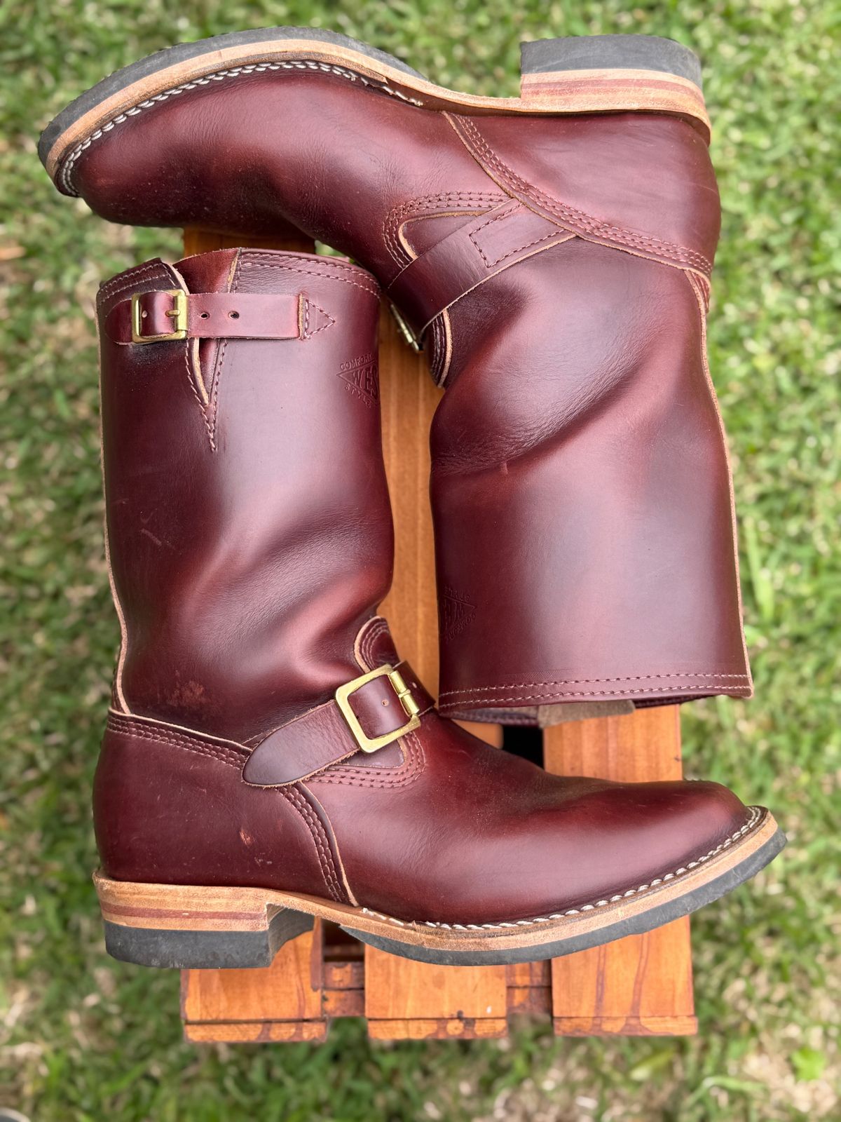 Photo by welts_and_wefts on November 2, 2024 of the Wesco Mister Lou in Horween Umber Chromexcel.