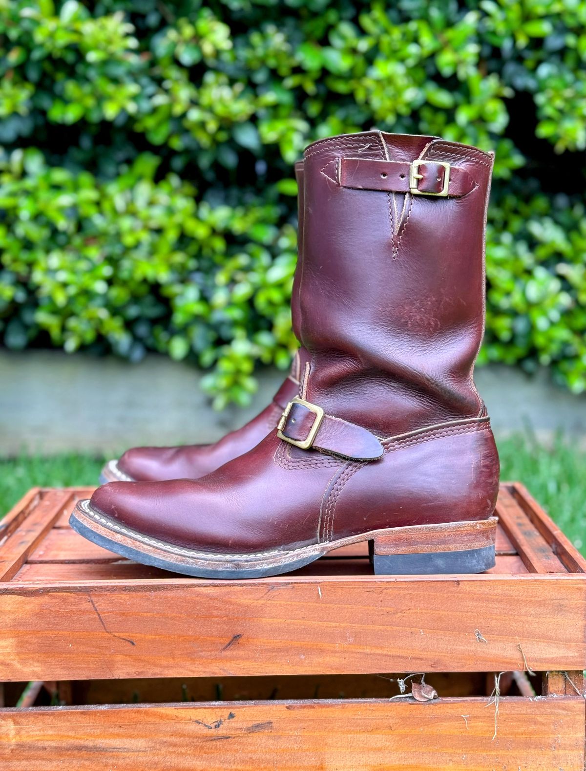 Photo by welts_and_wefts on March 2, 2025 of the Wesco Mister Lou in Horween Umber Chromexcel.