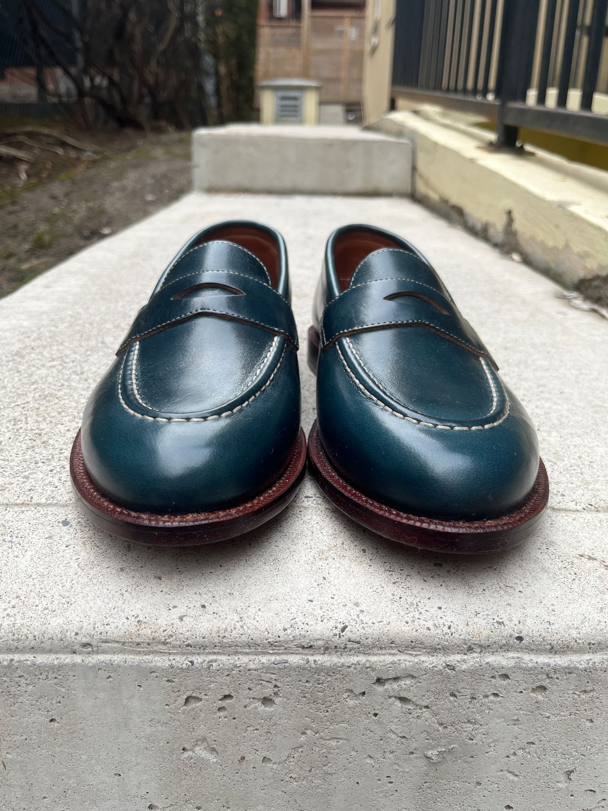 Photo by pasghetti_western on April 4, 2023 of the Grant Stone Traveler Penny in Horween Navy Chromexcel.