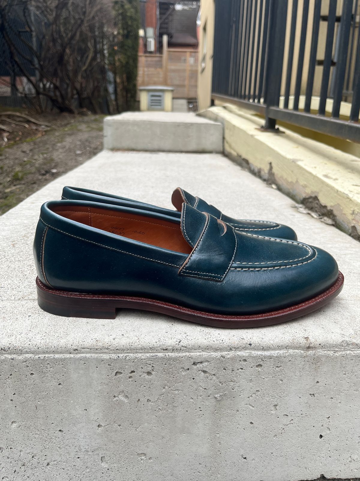 Photo by pasghetti_western on April 4, 2023 of the Grant Stone Traveler Penny in Horween Navy Chromexcel.