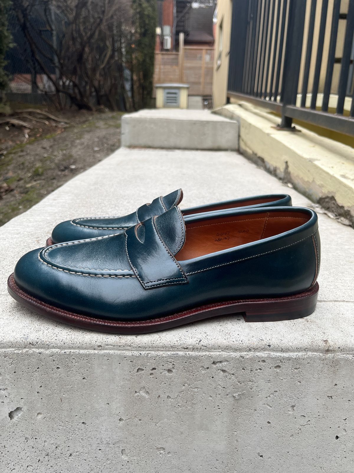 Photo by pasghetti_western on April 4, 2023 of the Grant Stone Traveler Penny in Horween Navy Chromexcel.