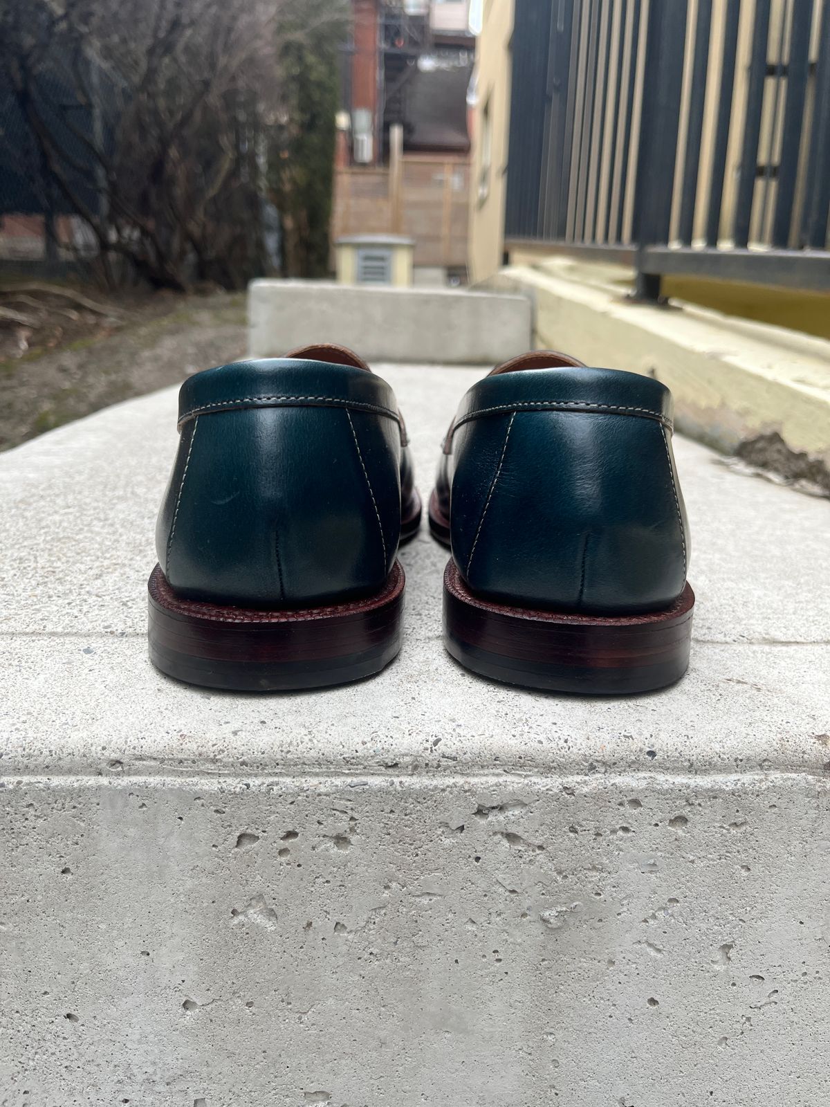 Photo by pasghetti_western on April 4, 2023 of the Grant Stone Traveler Penny in Horween Navy Chromexcel.