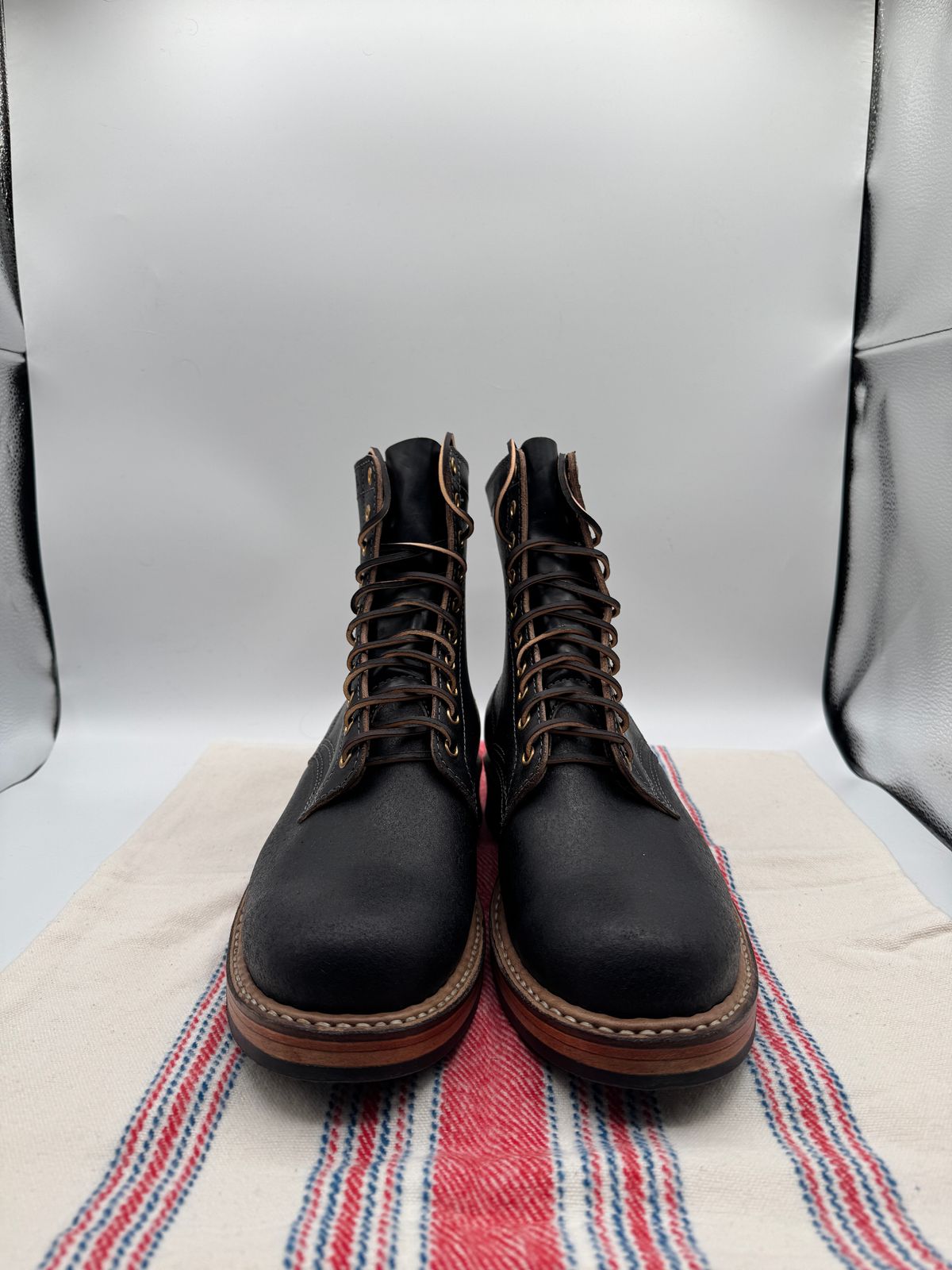 Photo by pasghetti_western on October 1, 2025 of the White's x Division Road 7” Semi-Dress in Horween Black Waxed Flesh.