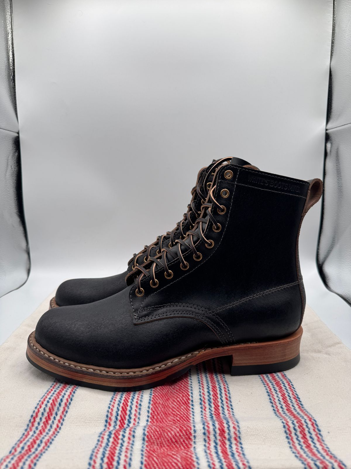 Photo by pasghetti_western on October 1, 2025 of the White's x Division Road 7” Semi-Dress in Horween Black Waxed Flesh.