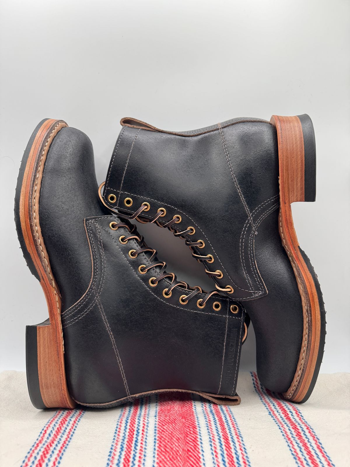 Photo by pasghetti_western on October 1, 2025 of the White's x Division Road 7” Semi-Dress in Horween Black Waxed Flesh.