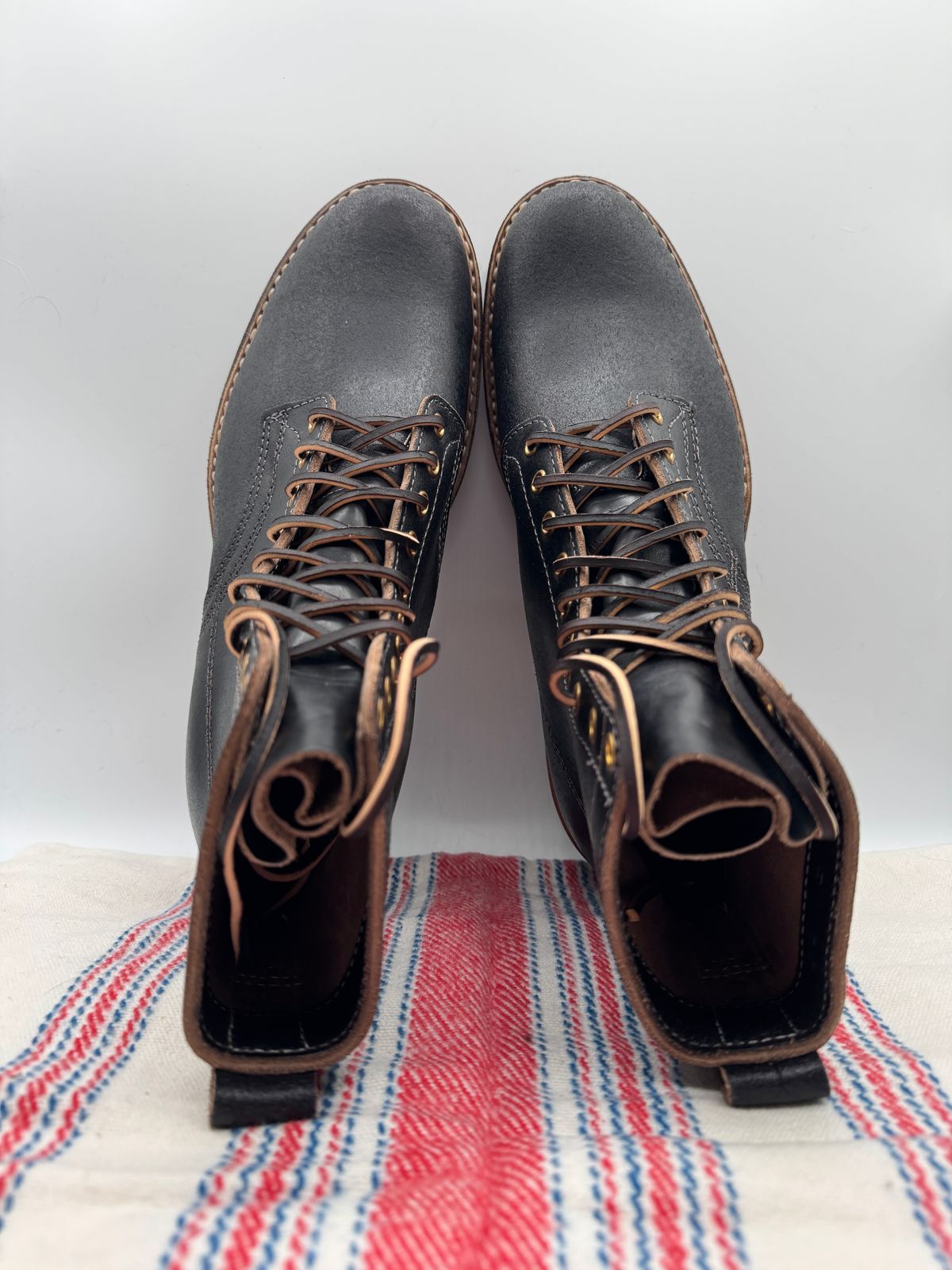 Photo by pasghetti_western on October 1, 2025 of the White's x Division Road 7” Semi-Dress in Horween Black Waxed Flesh.