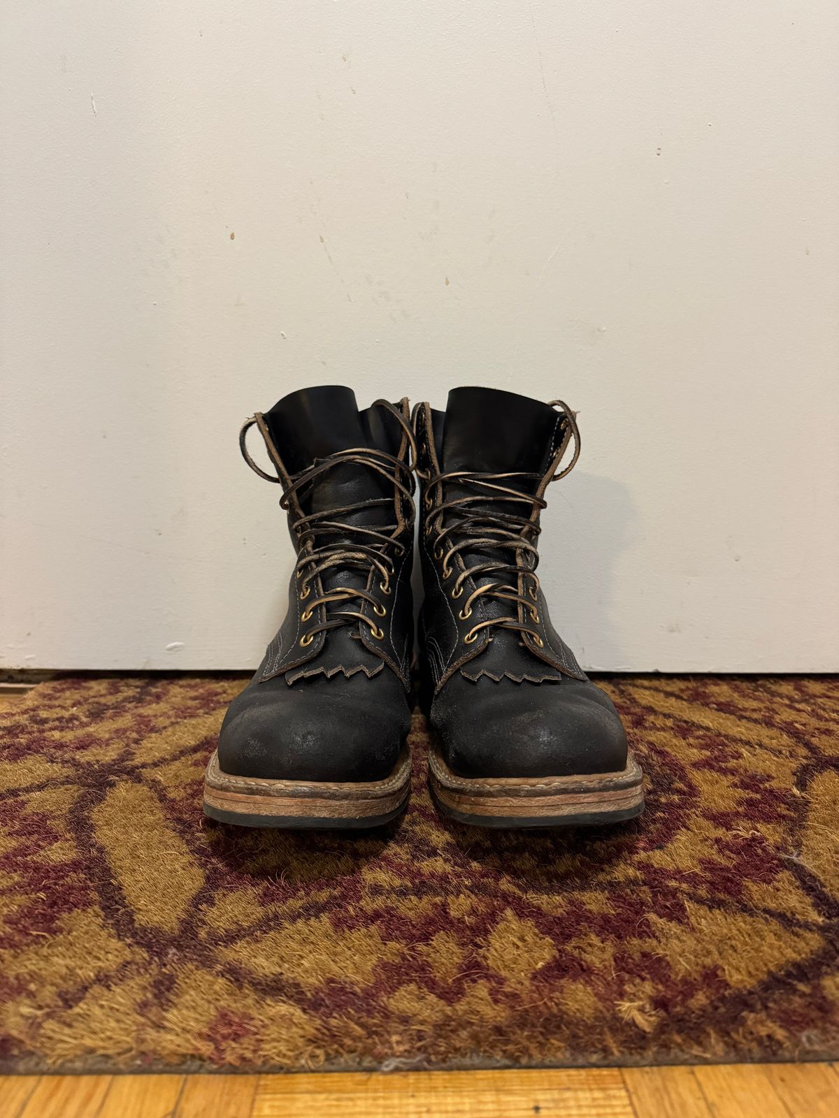 Photo by pasghetti_western on November 5, 2025 of the White's x Division Road 7” Semi-Dress in Horween Black Waxed Flesh.