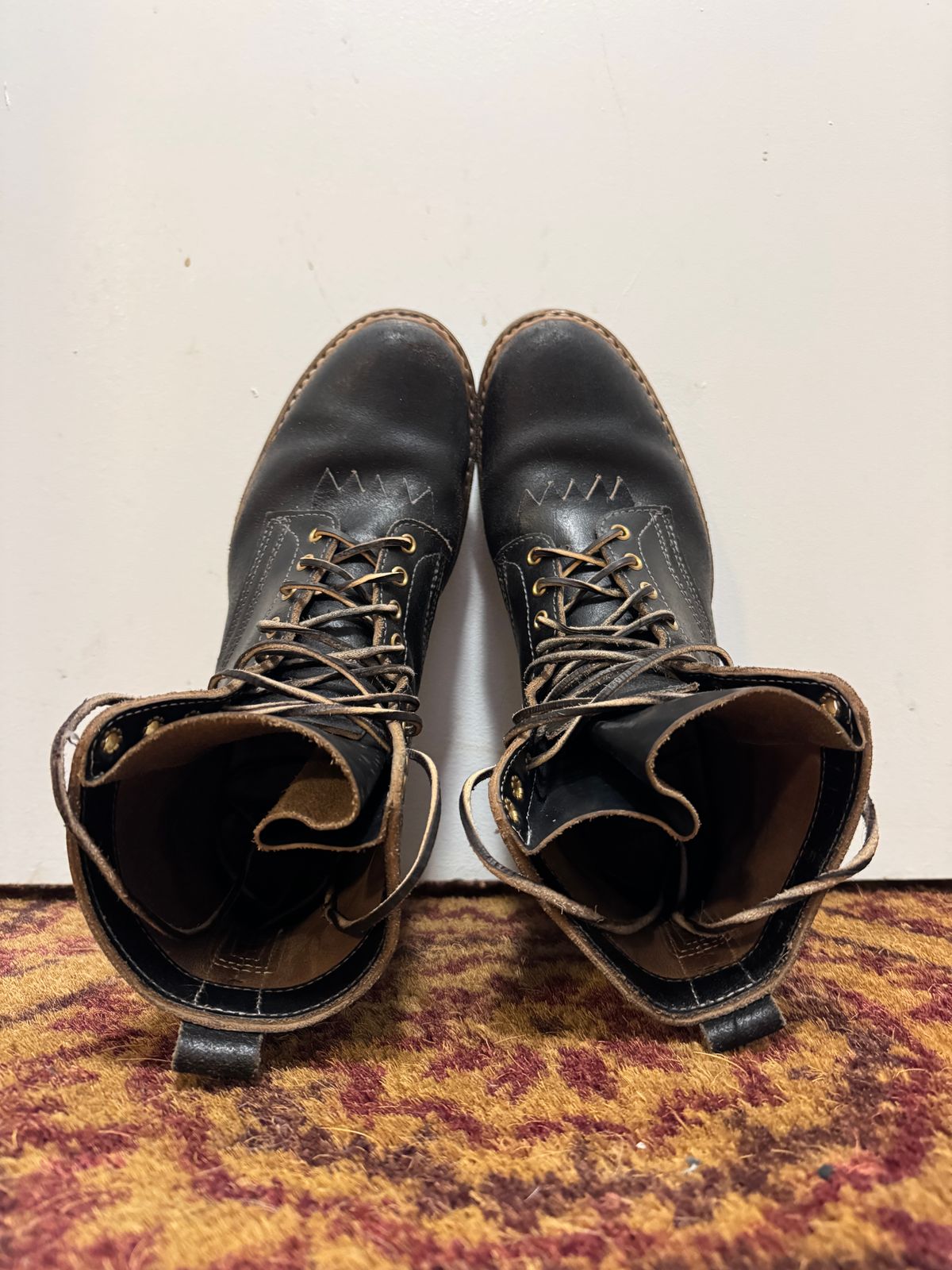 Photo by pasghetti_western on November 5, 2025 of the White's x Division Road 7” Semi-Dress in Horween Black Waxed Flesh.