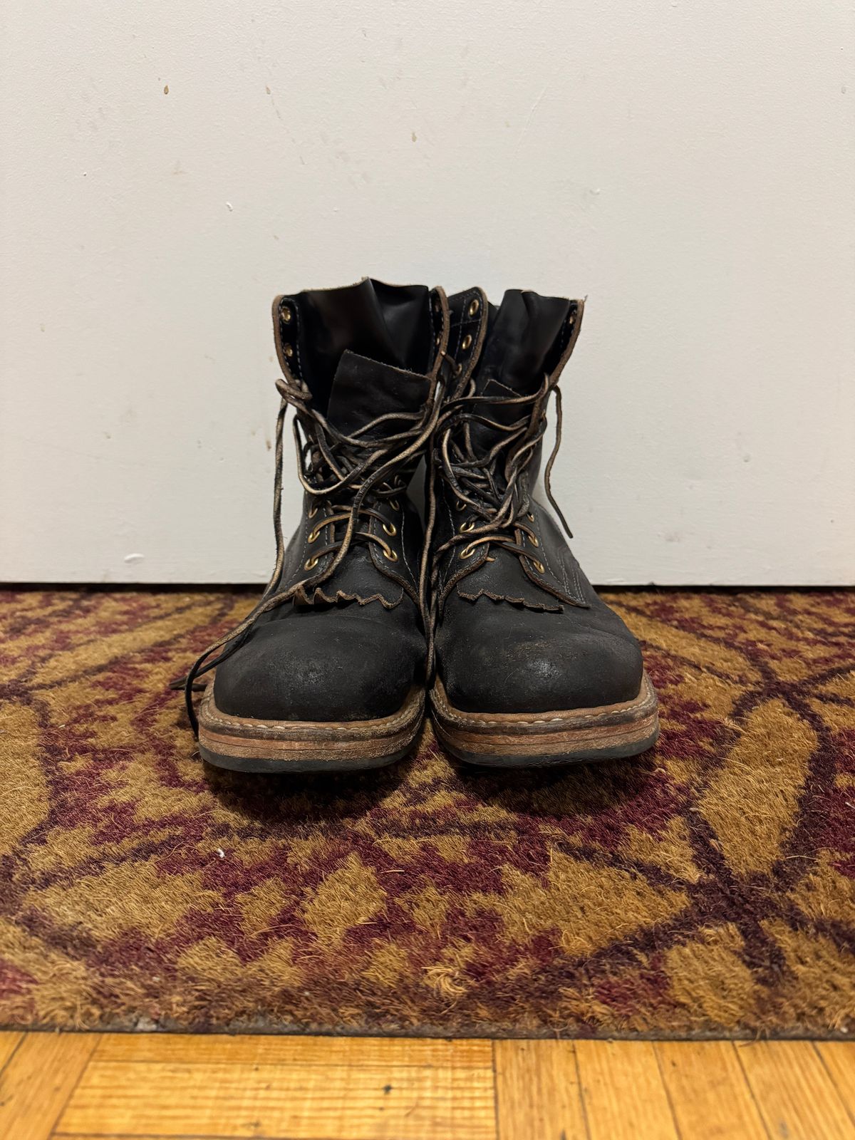Photo by pasghetti_western on January 5, 2026 of the White's x Division Road 7” Semi-Dress in Horween Black Waxed Flesh.