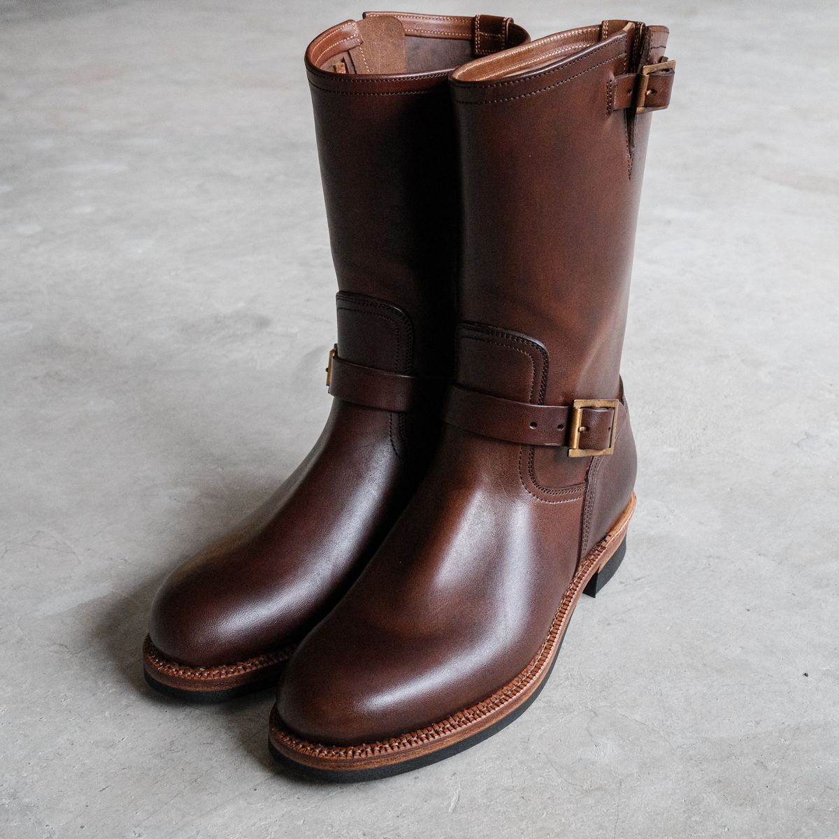 Photo by yokohama_menswear on September 13, 2023 of the Motor Engineer Boots in Antique Brown Italian Horsebutt.