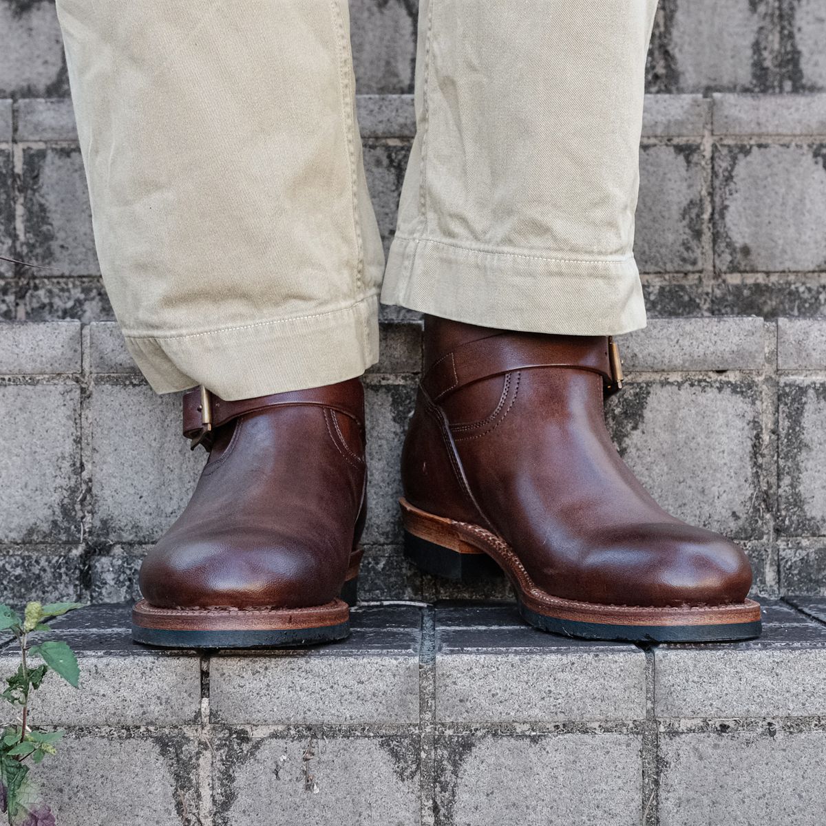 Photo by yokohama_menswear on October 2, 2023 of the Motor Engineer Boots in Antique Brown Italian Horsebutt.