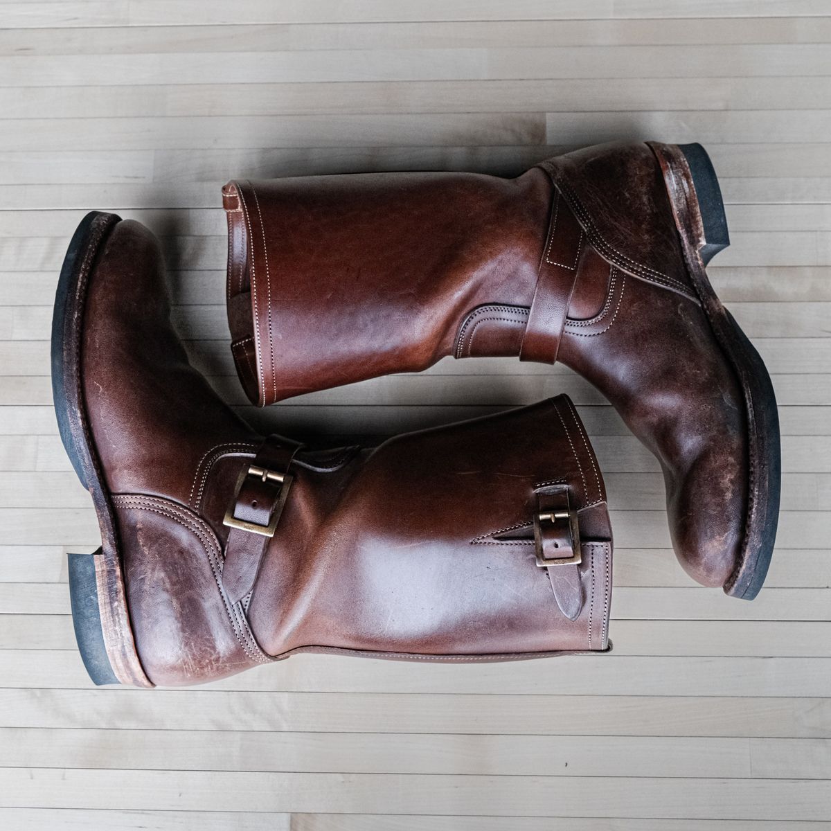 Photo by yokohama_menswear on January 2, 2024 of the Motor Engineer Boots in Antique Brown Italian Horsebutt.