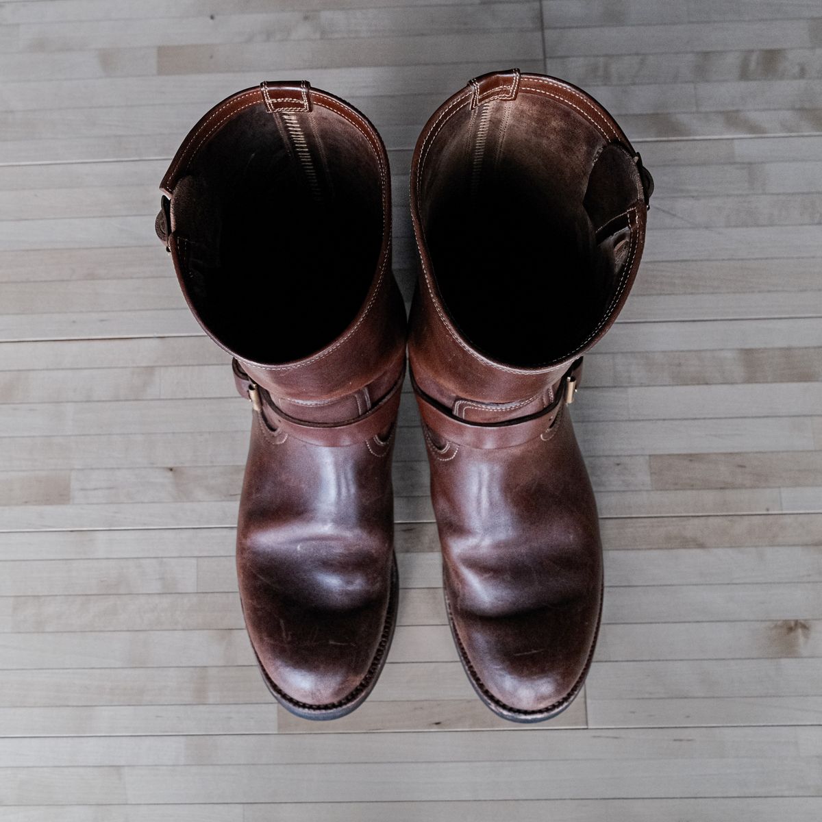 Photo by yokohama_menswear on January 2, 2024 of the Motor Engineer Boots in Antique Brown Italian Horsebutt.