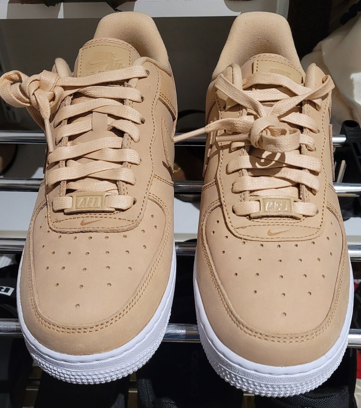 Photo by katiet on October 1, 2023 of the Nike AIR FORCE 1 '07 PRM VACHETTA TAN / WHITE in Unknown Leather.