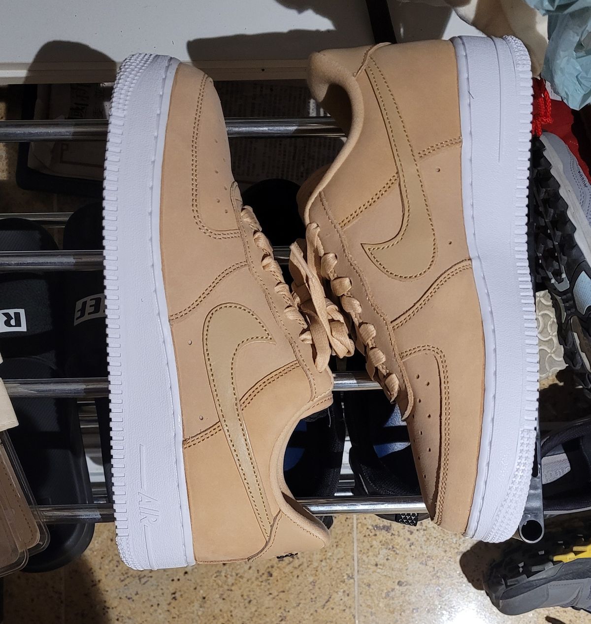 Photo by katiet on October 1, 2023 of the Nike AIR FORCE 1 '07 PRM VACHETTA TAN / WHITE in Unknown Leather.