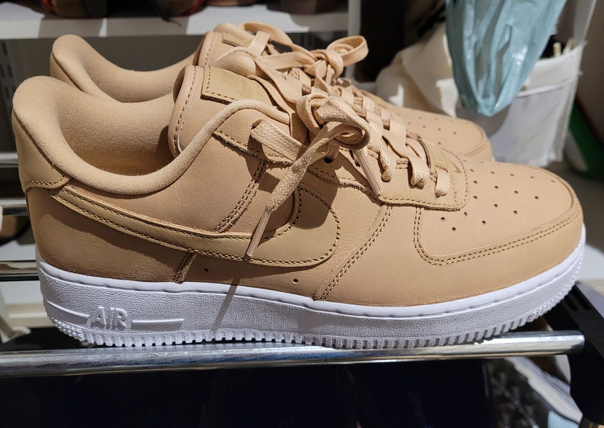 Photo by katiet on October 1, 2023 of the Nike AIR FORCE 1 '07 PRM VACHETTA TAN / WHITE in Unknown Leather.
