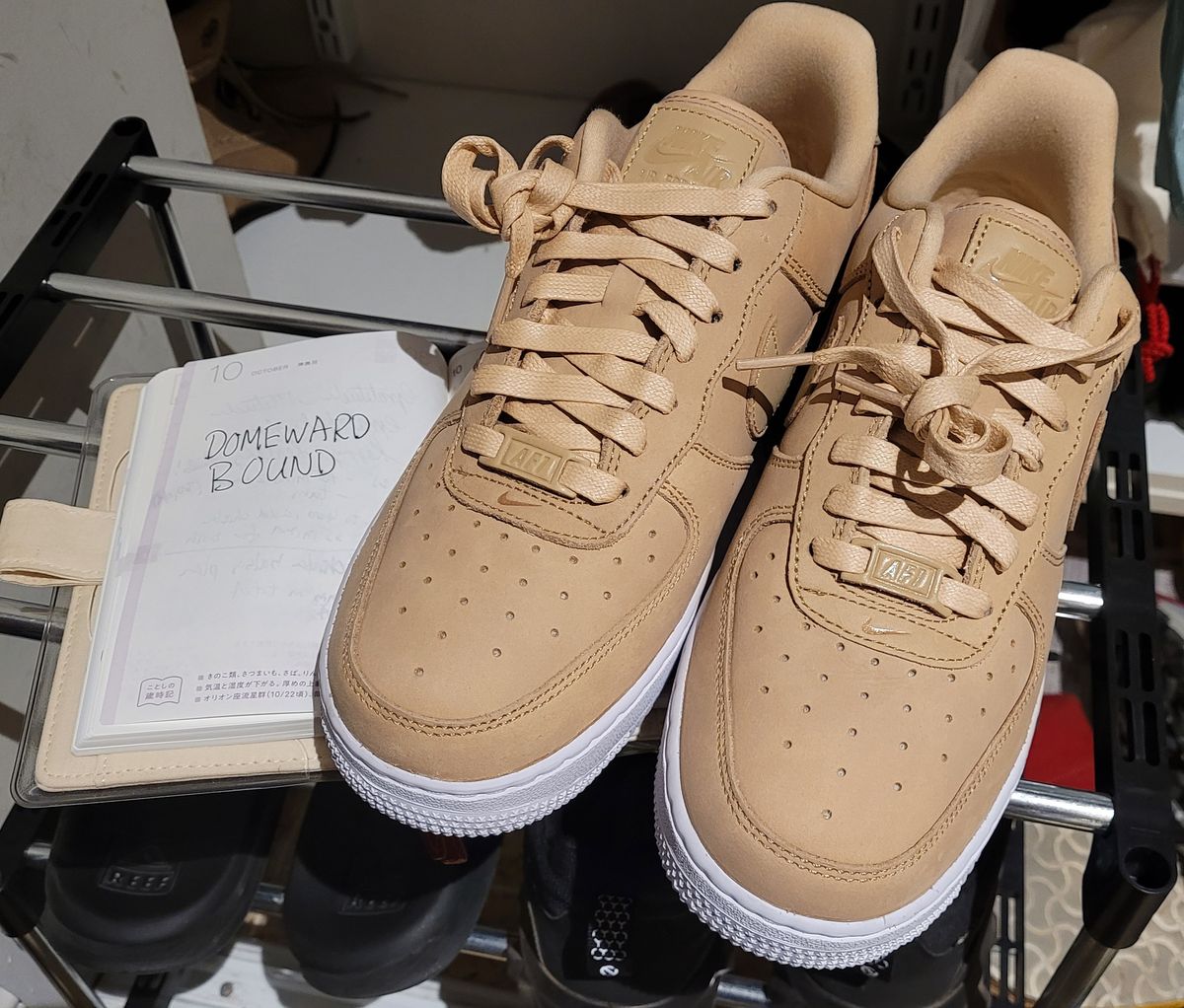 Photo by katiet on October 1, 2023 of the Nike AIR FORCE 1 '07 PRM VACHETTA TAN / WHITE in Unknown Leather.