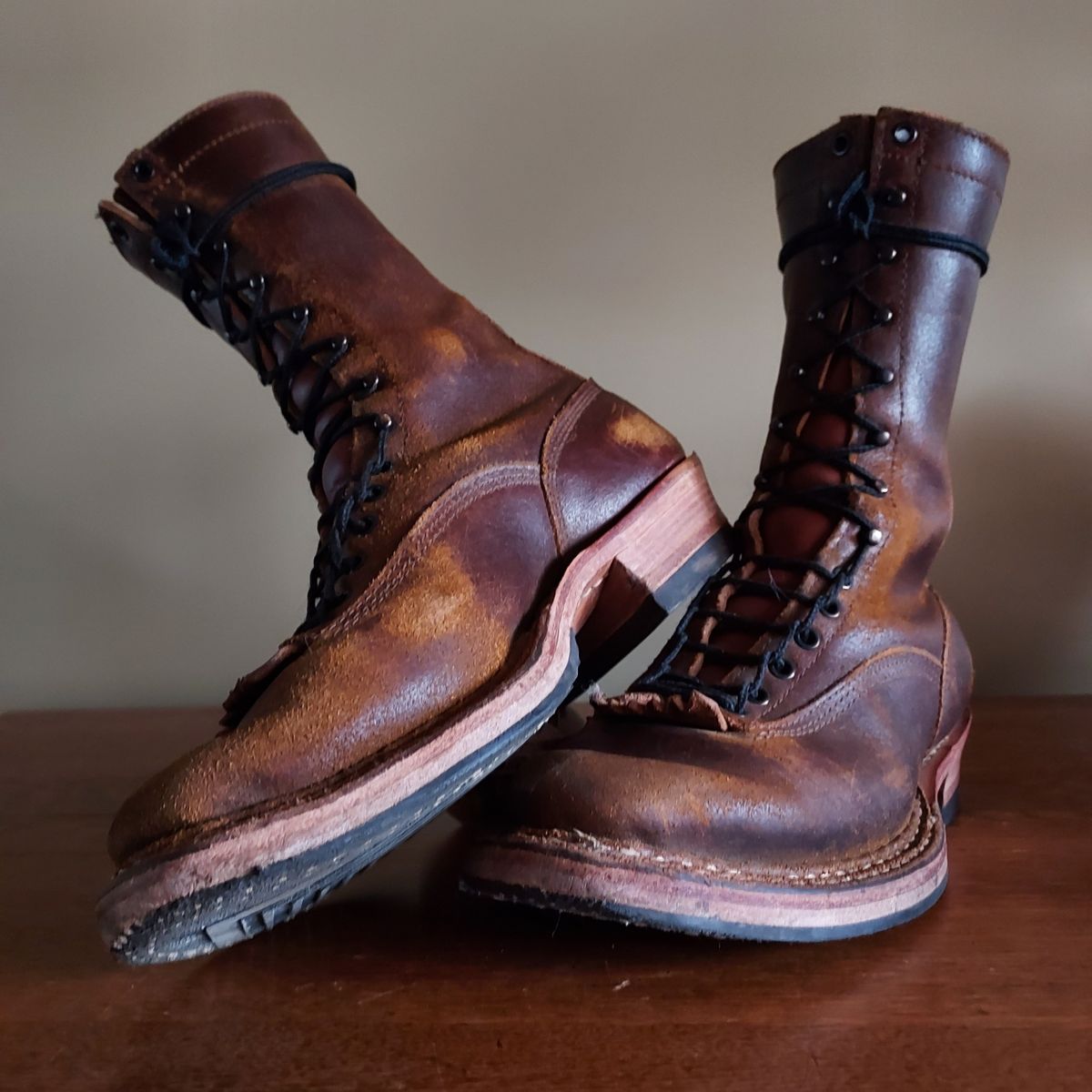 Photo by River on December 1, 2023 of the White's Bounty Hunter in Horween Cinnamon Waxed Flesh.