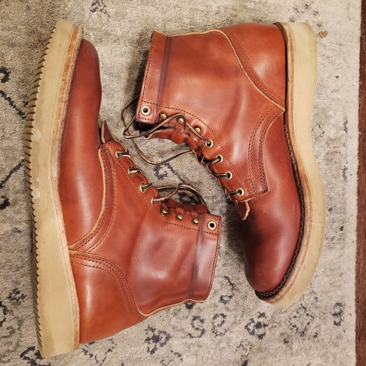 Photo by woutvafan on December 4, 2024 of the Nicks Free Range in Wickett & Craig Tan Oiled Latigo.