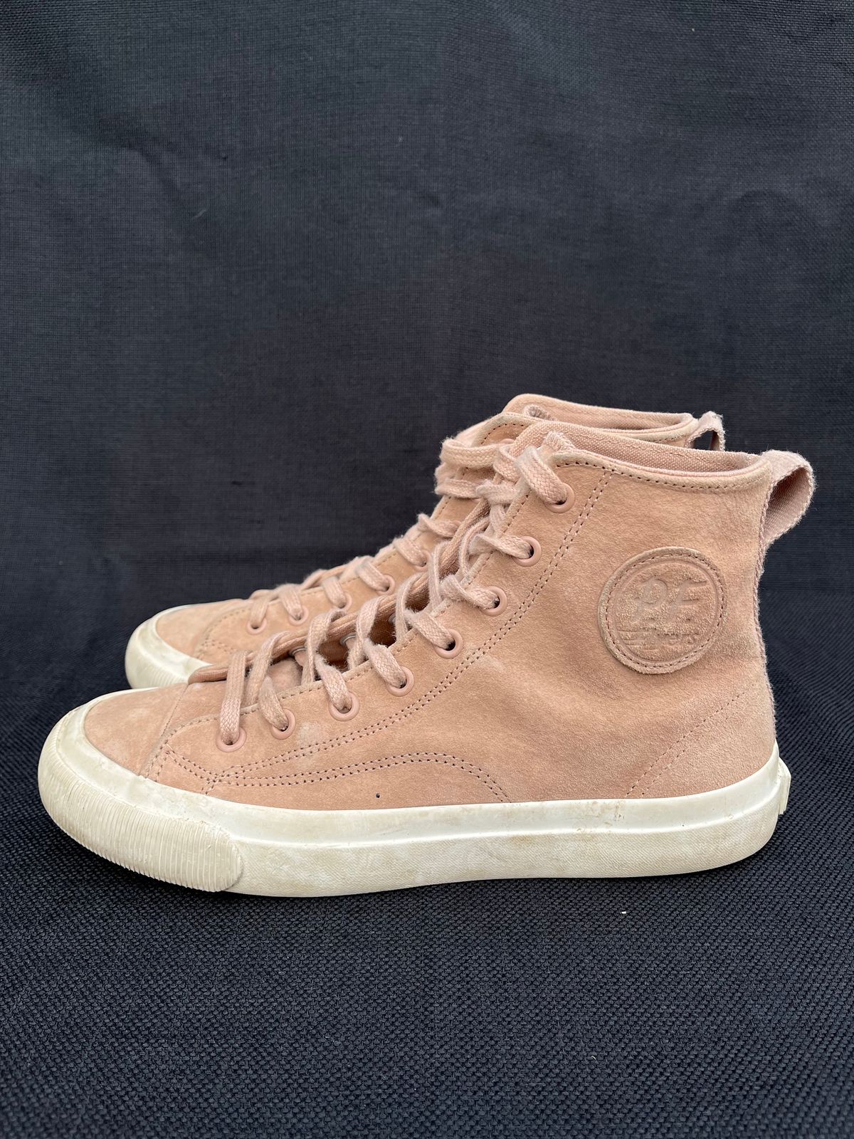 Photo by philbert on January 2, 2024 of the PF Flyers All American Hi Top in Blush Suede.