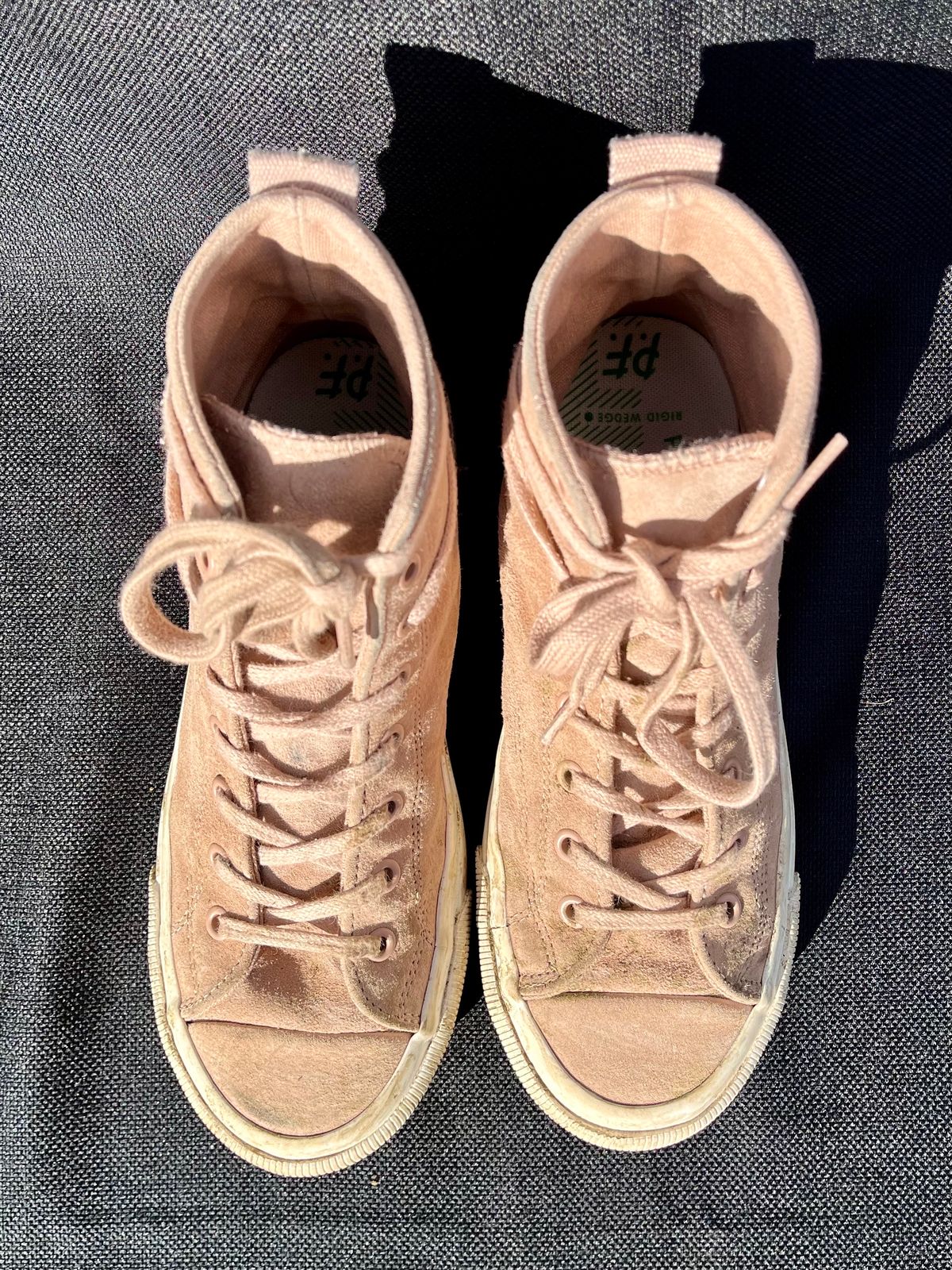 Photo by philbert on February 4, 2024 of the PF Flyers All American Hi Top in Blush Suede.