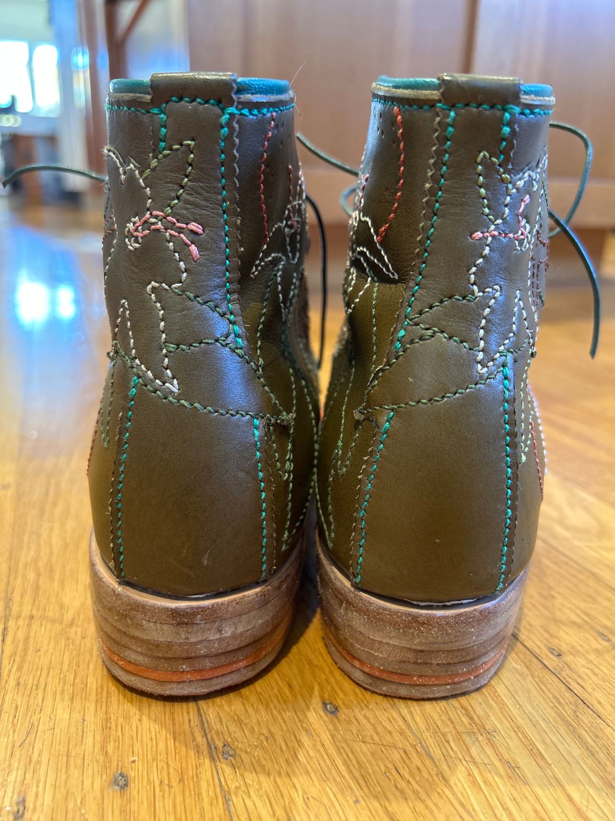 Photo by gittyduncan on October 2, 2023 of the Gitty Duncan 002 in Wickett & Craig Olive English Bridle.