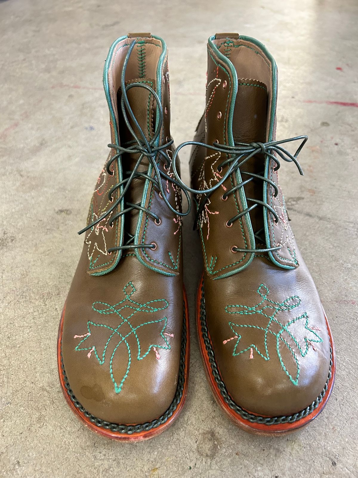 Photo by gittyduncan on October 2, 2023 of the Gitty Duncan 002 in Wickett & Craig Olive English Bridle.