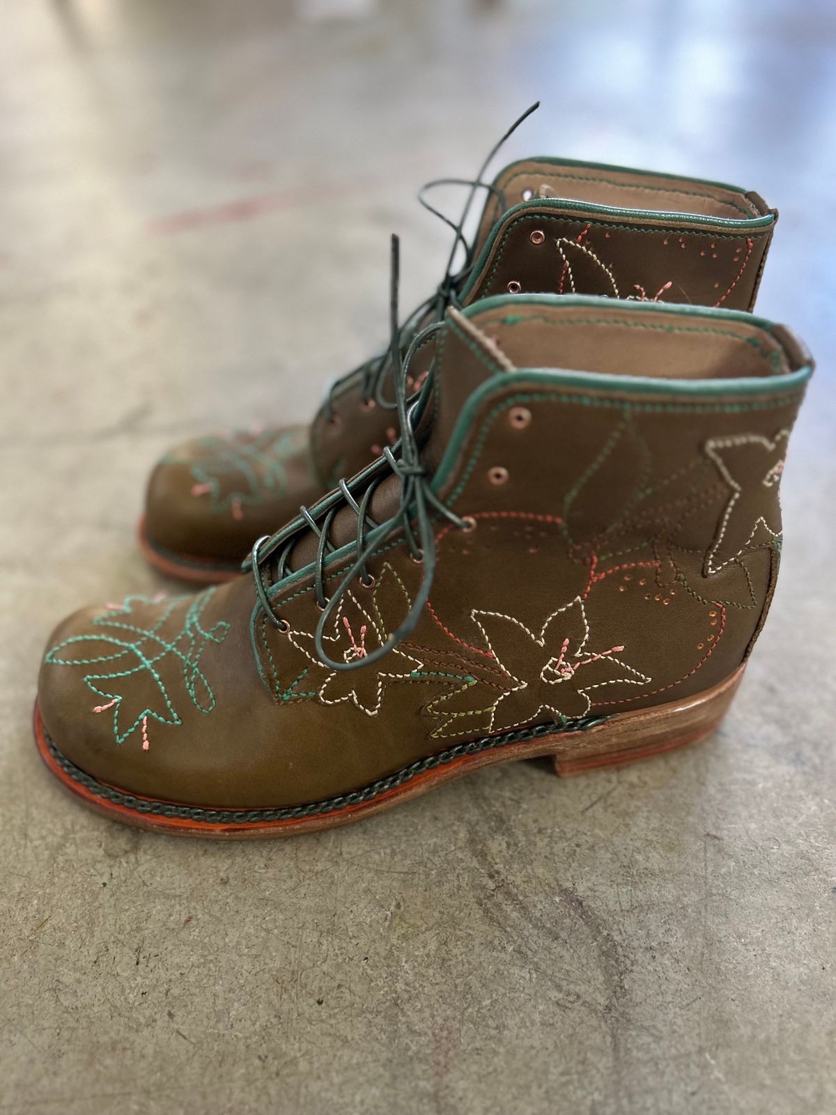 Photo by gittyduncan on October 2, 2023 of the Gitty Duncan 002 in Wickett & Craig Olive English Bridle.