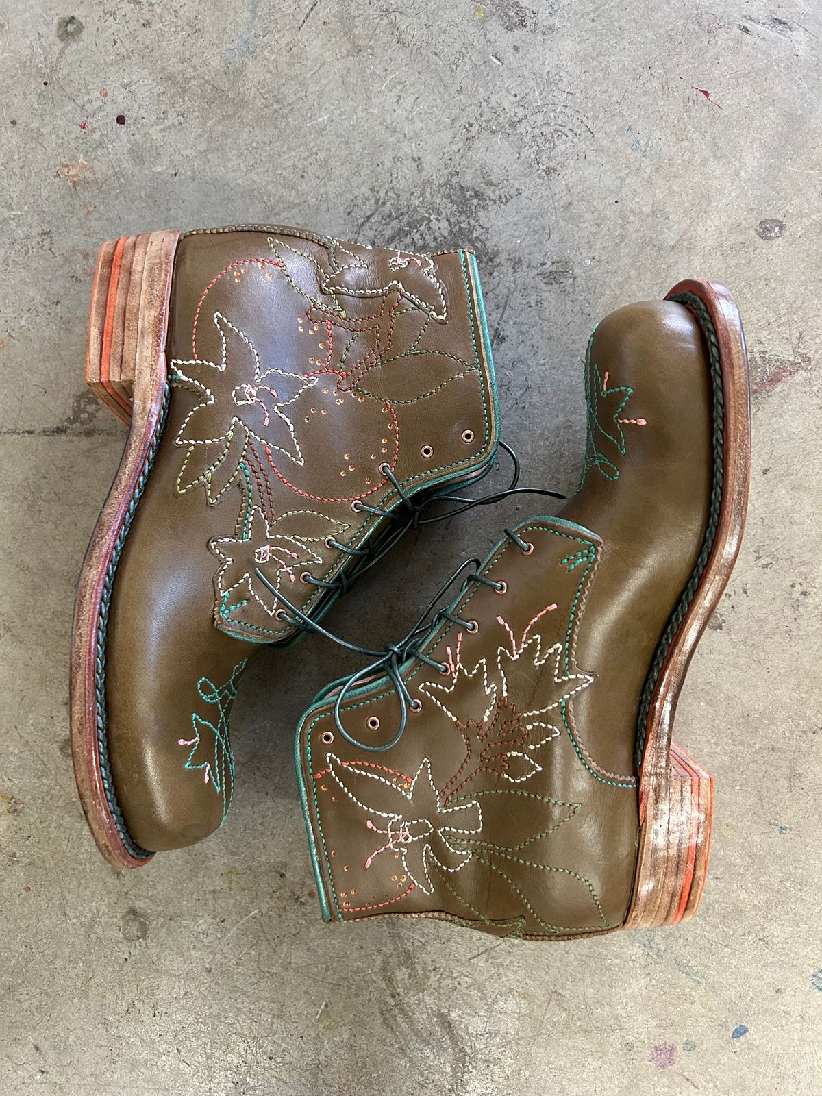 Photo by gittyduncan on October 2, 2023 of the Gitty Duncan 002 in Wickett & Craig Olive English Bridle.