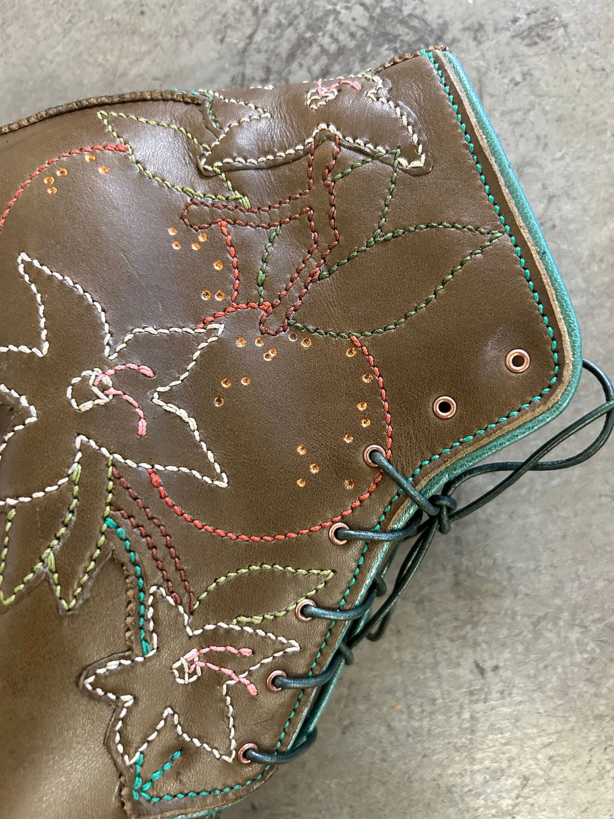Photo by gittyduncan on October 2, 2023 of the Gitty Duncan 002 in Wickett & Craig Olive English Bridle.