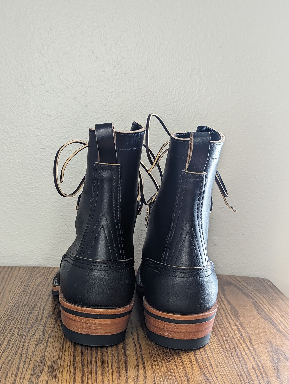Photo by sassysasser on November 1, 2023 of the Nicks MTO in Horween Black Waxed Flesh.