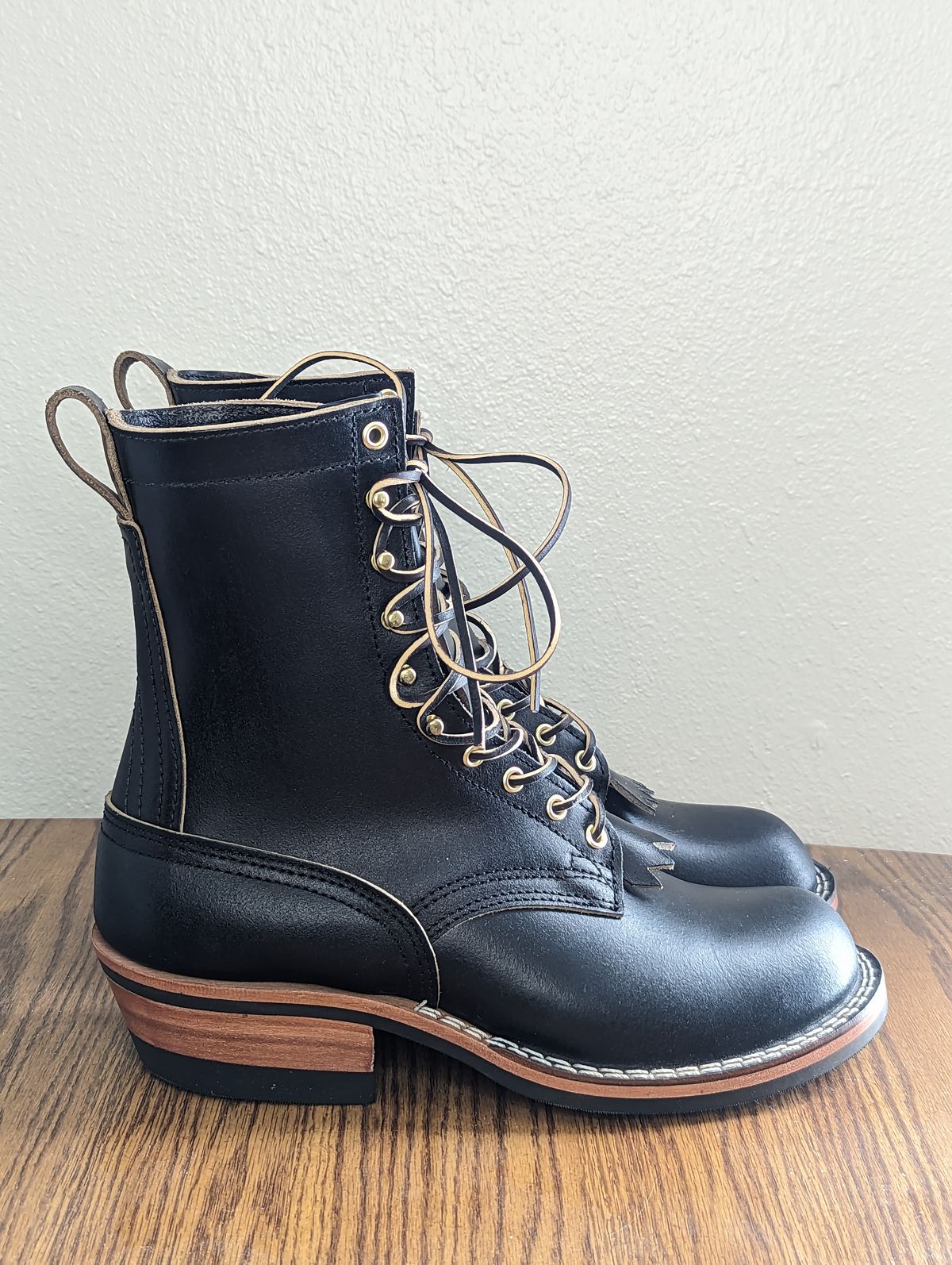 Photo by sassysasser on November 1, 2023 of the Nicks MTO in Horween Black Waxed Flesh.