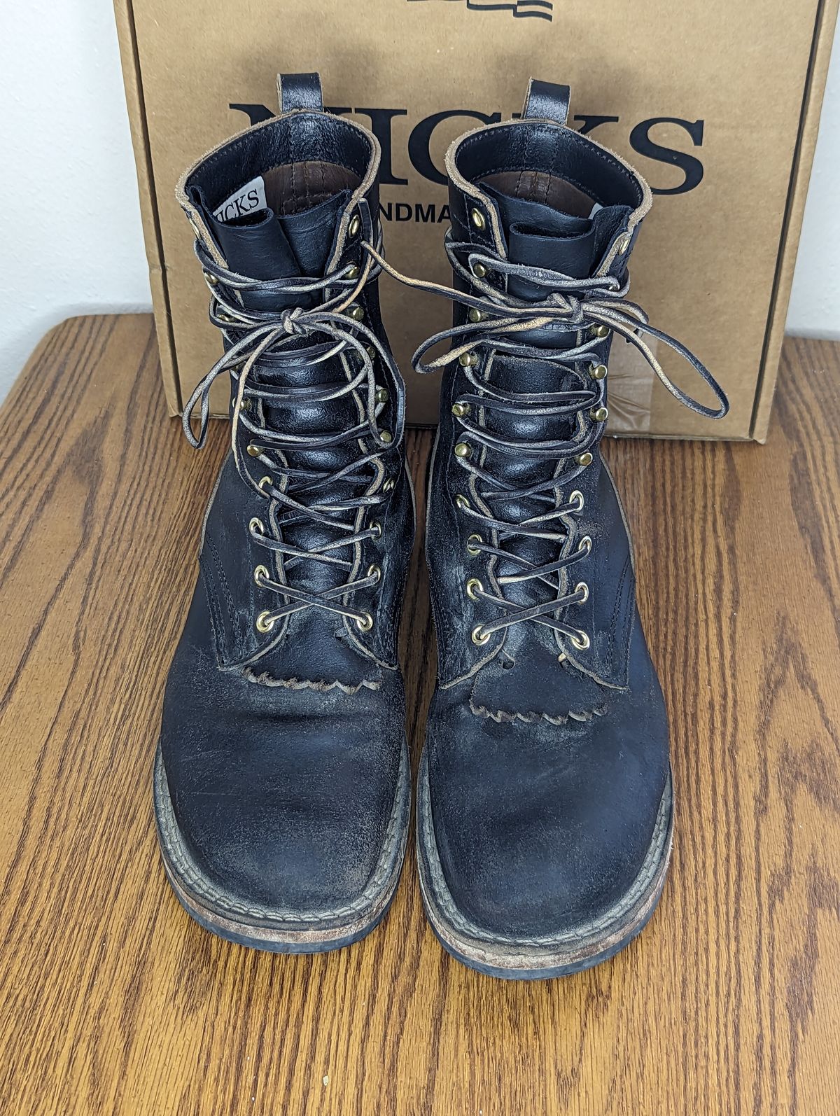 Photo by sassysasser on December 1, 2023 of the Nicks MTO in Horween Black Waxed Flesh.