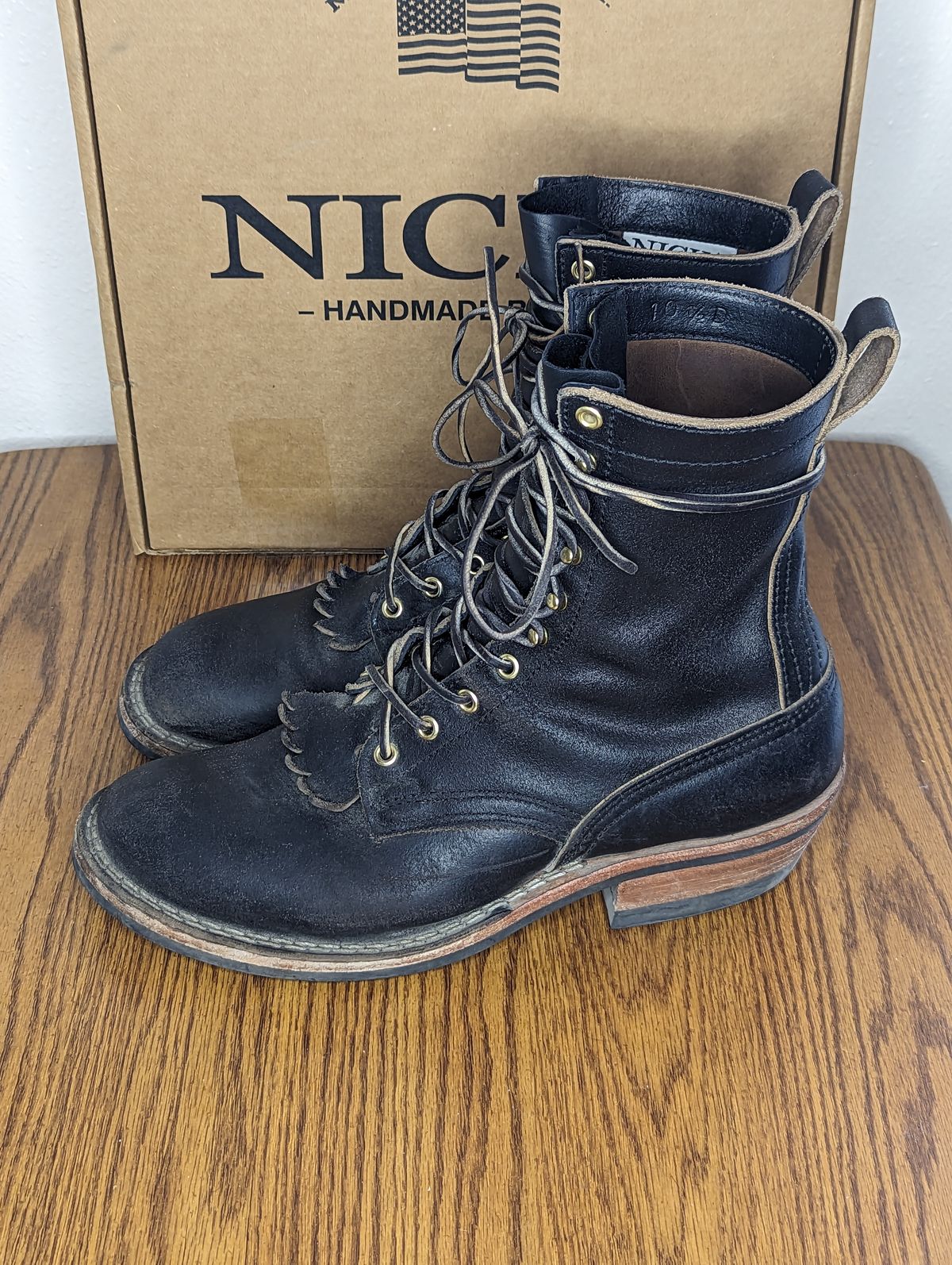 Photo by sassysasser on December 1, 2023 of the Nicks MTO in Horween Black Waxed Flesh.
