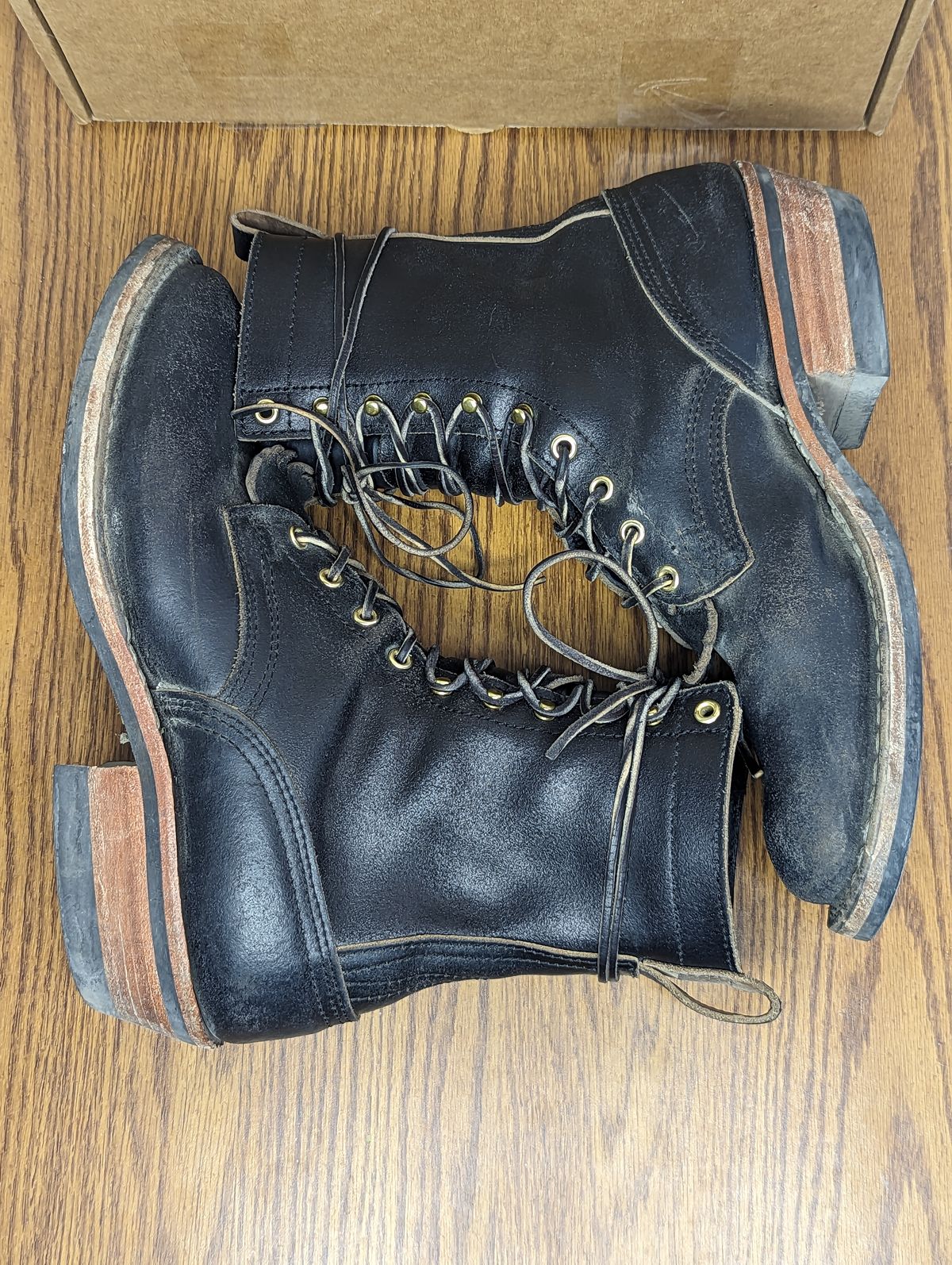 Photo by sassysasser on December 1, 2023 of the Nicks MTO in Horween Black Waxed Flesh.